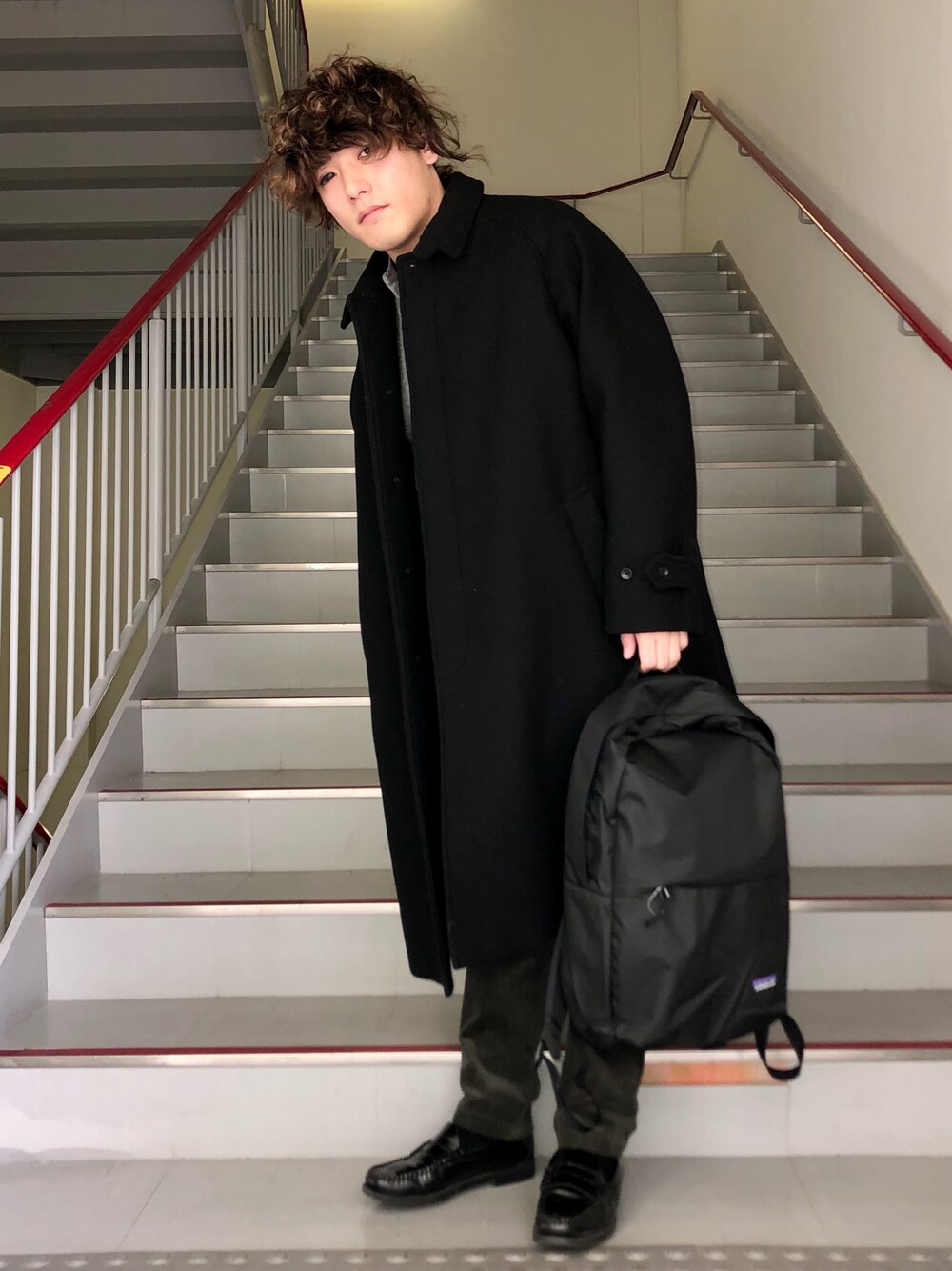 「コート、冬コーデ、オーバーサイズ、ロングコート、patagonia、革靴、FORK&SPOON、URBAN RESEARCH、URBAN RESEARCH DOORS、クリスマスに着たい服」｜「FORK&SPOONのFORK&SPOON　バルマカンコート（ステンカラーコート、ブラック系）」を使った、さとすけさん（メンズ・163cm）の冬コーディネートの1枚目の写真