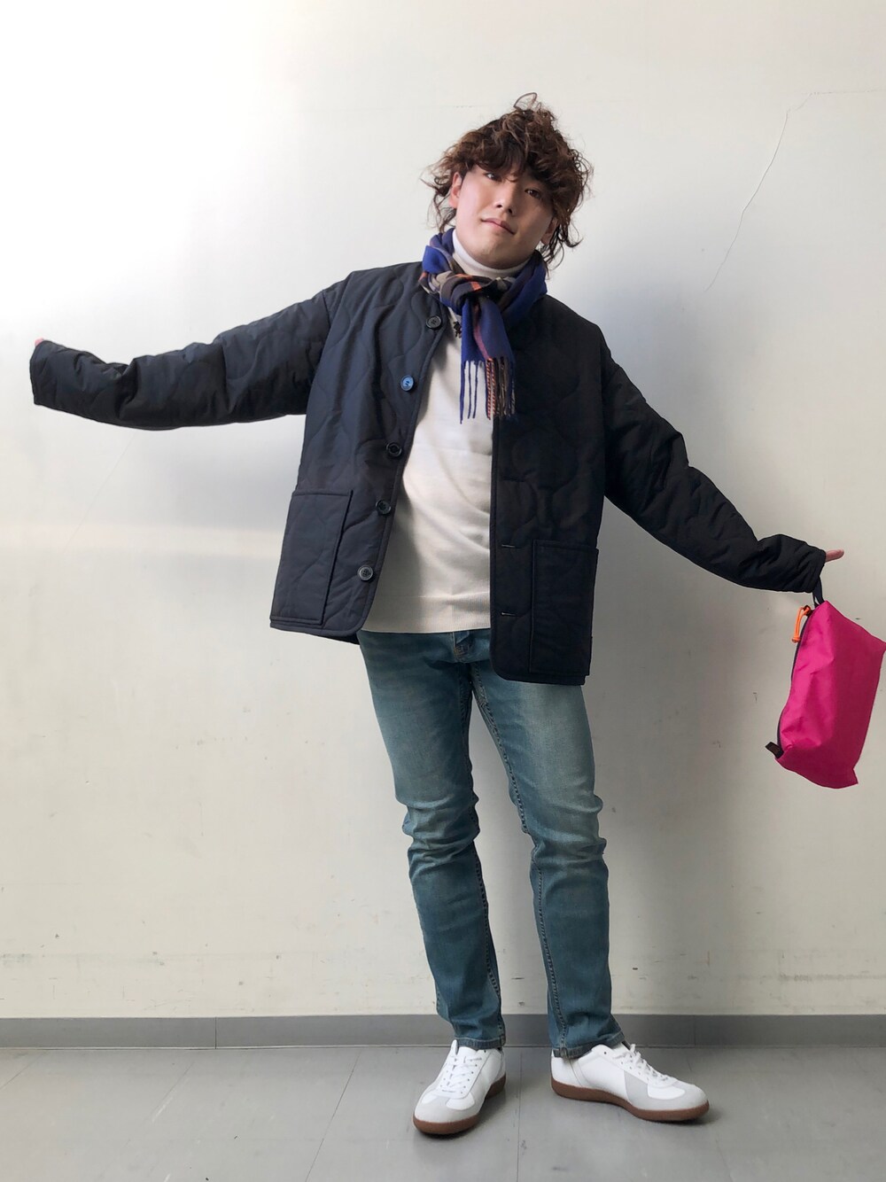 「デニム、白スニーカー、白ニット、キルティングジャケット、Traditional Weatherwear、GRAMICCI、URBAN RESEARCH、URBAN RESEARCH DOORS、Patrick、チェック柄に恋してる」｜「GramicciのMt Design 3776xGRAMICCI　別注デニムMountain Pants（デニムパンツ、ブルー系）」を使った、さとすけさん（メンズ・163cm）の秋コーディネートの1枚目の写真