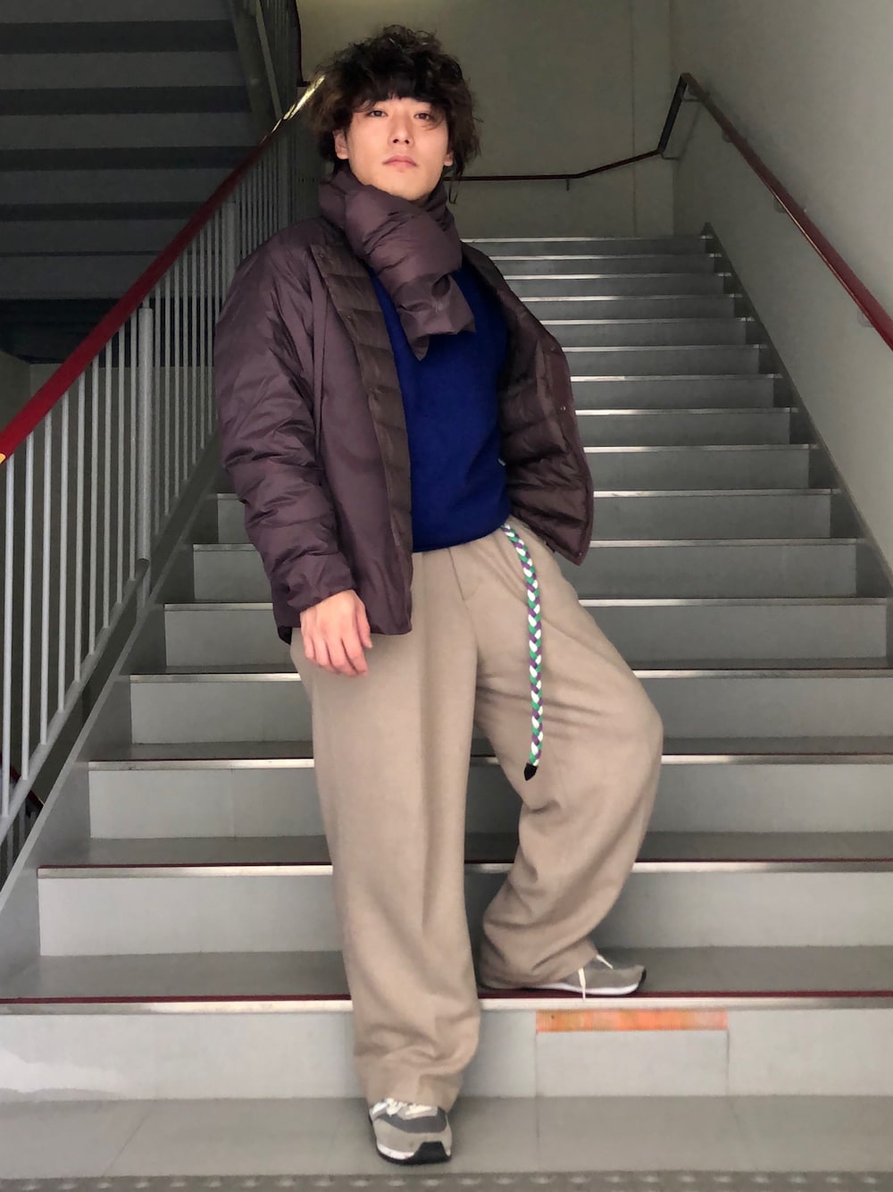 レッド系のダウンジャケット/コート、ベージュ系のその他パンツ、ブラック系のローファーを着用したメンズの冬コーディネートの1枚目の写真