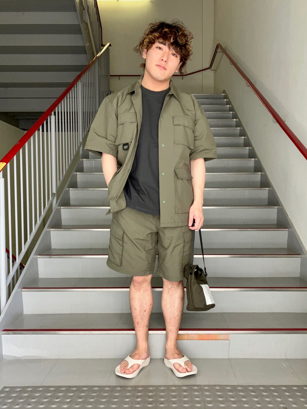 「セットアップ、ショートパンツ、ワイドパンツ、ミニバッグ、春夏コーデ、低身長、URBAN RESEARCH、URBAN RESEARCH DOORS、BURLAP OUTFITTER、ごきげんウィーク」｜「OOFOSのOOFOS　Ooriginal（サンダル、ホワイト系）」を使った、さとすけさん（メンズ・164cm）の春コーディネートの1枚目の写真