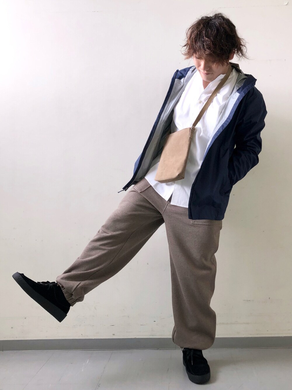 「ベージュ、patagonia、革靴、FORK&SPOON、シャツスタイル、ミニバッグ、URBAN RESEARCH DOORS、秋コーデ、スクエアバッグ、秋服準備はじめました」｜「URBAN RESEARCH DOORSのスエードモカシン（その他シューズ、ブラック系）」を使った、さとすけさん（メンズ・163cm）の秋コーディネートの1枚目の写真
