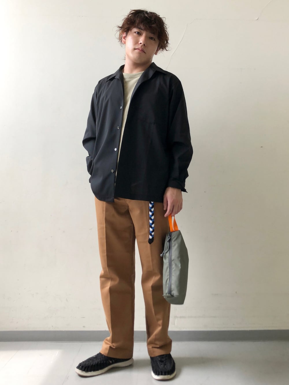 「ビッグシルエット、カラーパンツ、ミニバッグ、低身長、URBAN RESEARCH、URBAN RESEARCH DOORS、URBAN RESEARCH DOORS MENS、オープンカラーシャツ、秋服準備はじめました、秋トレンド2021」｜「KEENのKEEN / キーン :UNEEK 02＃（サンダル、ブラック系）」を使った、さとすけさん（メンズ・163cm）の秋コーディネートの1枚目の写真