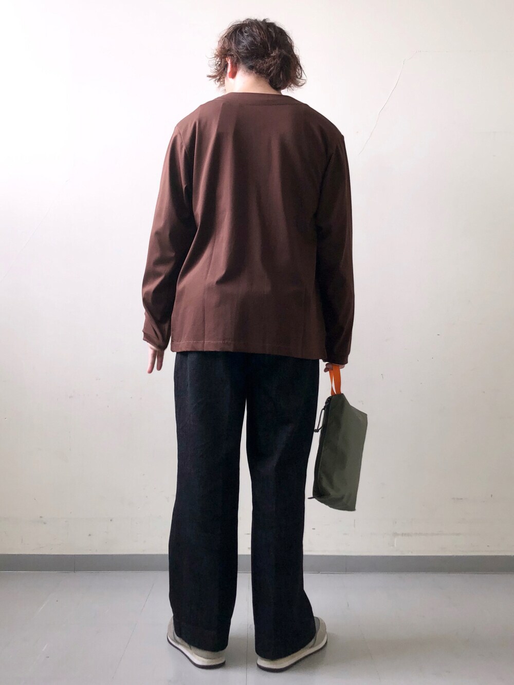 「ボーダー、New Balance、ブラウン、FORK&SPOON、低身長、URBAN RESEARCH、URBAN RESEARCH DOORS、ワイドデニム、秋服準備はじめました、秋トレンド2021」｜「NEW BALANCEの【別注】NEW BALANCE×DOORS　COMP100（スニーカー、グレー系）」を使った、さとすけさん（メンズ・163cm）の秋コーディネートの1枚目の写真