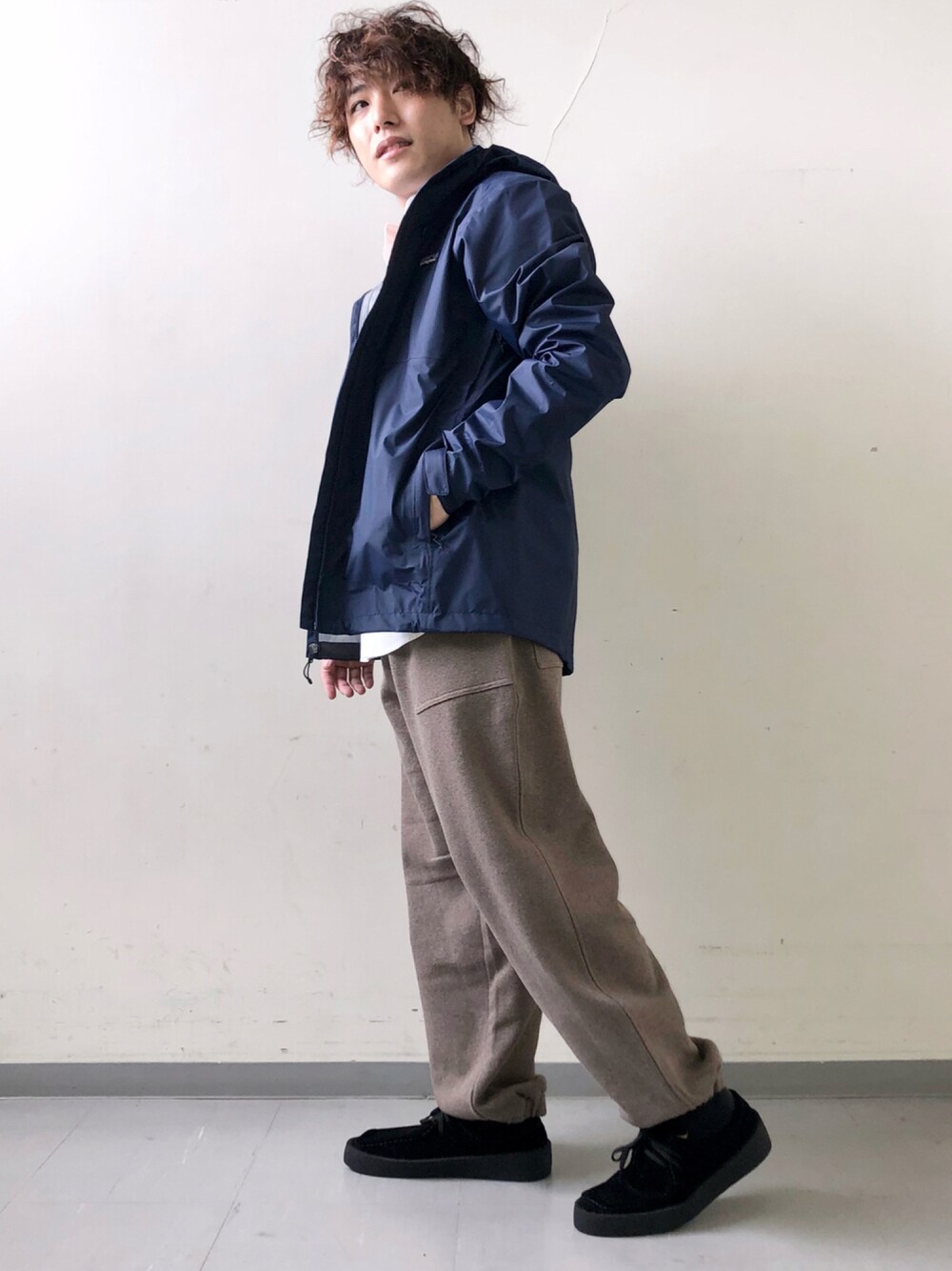 「ベージュ、patagonia、革靴、FORK&SPOON、シャツスタイル、ミニバッグ、URBAN RESEARCH DOORS、秋コーデ、スクエアバッグ、秋服準備はじめました」｜「FORK&SPOONのアイテム（スウェットパンツ、ブラウン系）」を使った、さとすけさん（メンズ・163cm）の秋コーディネートの1枚目の写真