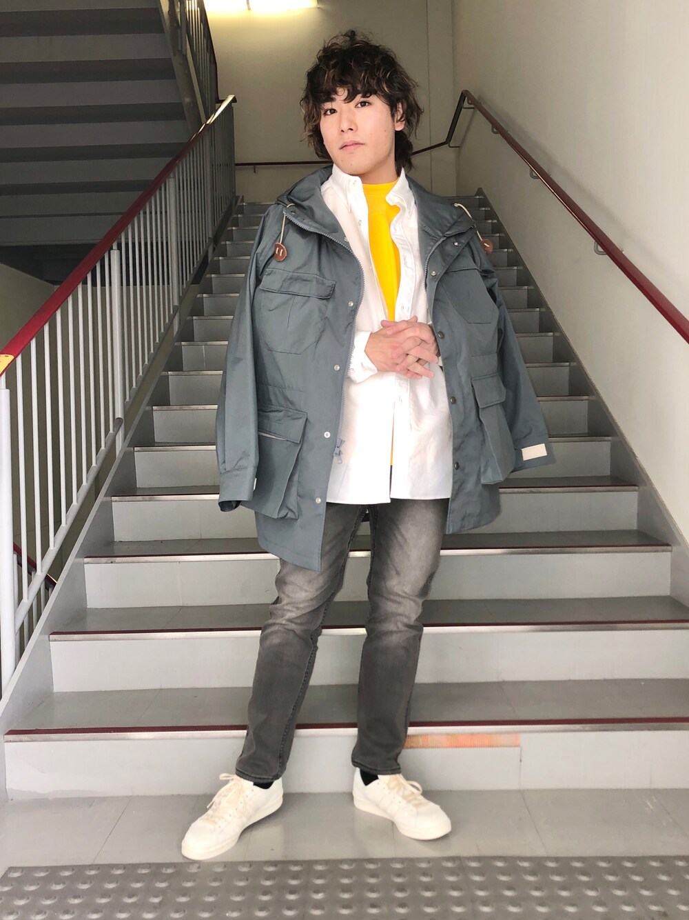 ブラック系のその他パンツ、ベージュ系のスニーカー、イエロー系のTシャツ/カットソーを着用したメンズの冬コーディネートの1枚目の写真