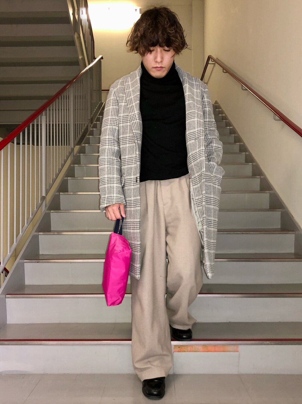 「チェック、コート、チェスターコート、ローファー、スラックス、ワイドパンツ、FORK&SPOON、きれいめカジュアル、URBAN RESEARCH、URBAN RESEARCH DOORS」｜「URBAN RESEARCH DOORSのチェスターコート（チェスターコート、その他）」を使った、さとすけさん（メンズ・163cm）の冬コーディネートの1枚目の写真