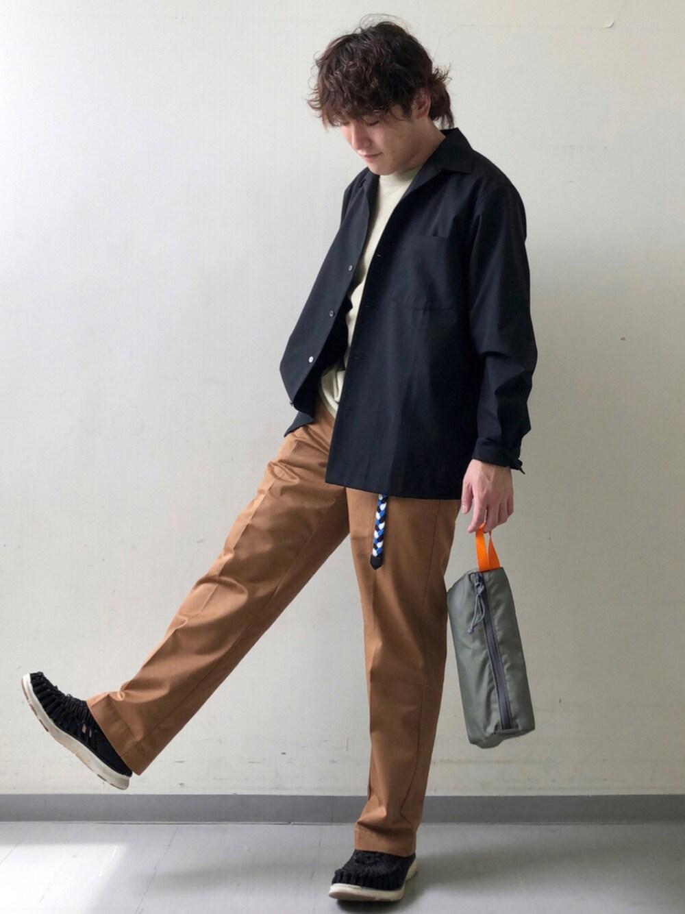 「URBAN RESEARCH、URBAN RESEARCH DOORS、低身長、オープンカラーシャツ、ミニバッグ、秋服準備はじめました、秋トレンド2021、シンプルスタイル、URBAN RESEARCH DOORS MENS、カラーパンツ」｜「KEENのKEEN / キーン :UNEEK 02＃（サンダル、ブラック系）」を使った、さとすけさん（メンズ・163cm）の秋コーディネートの1枚目の写真