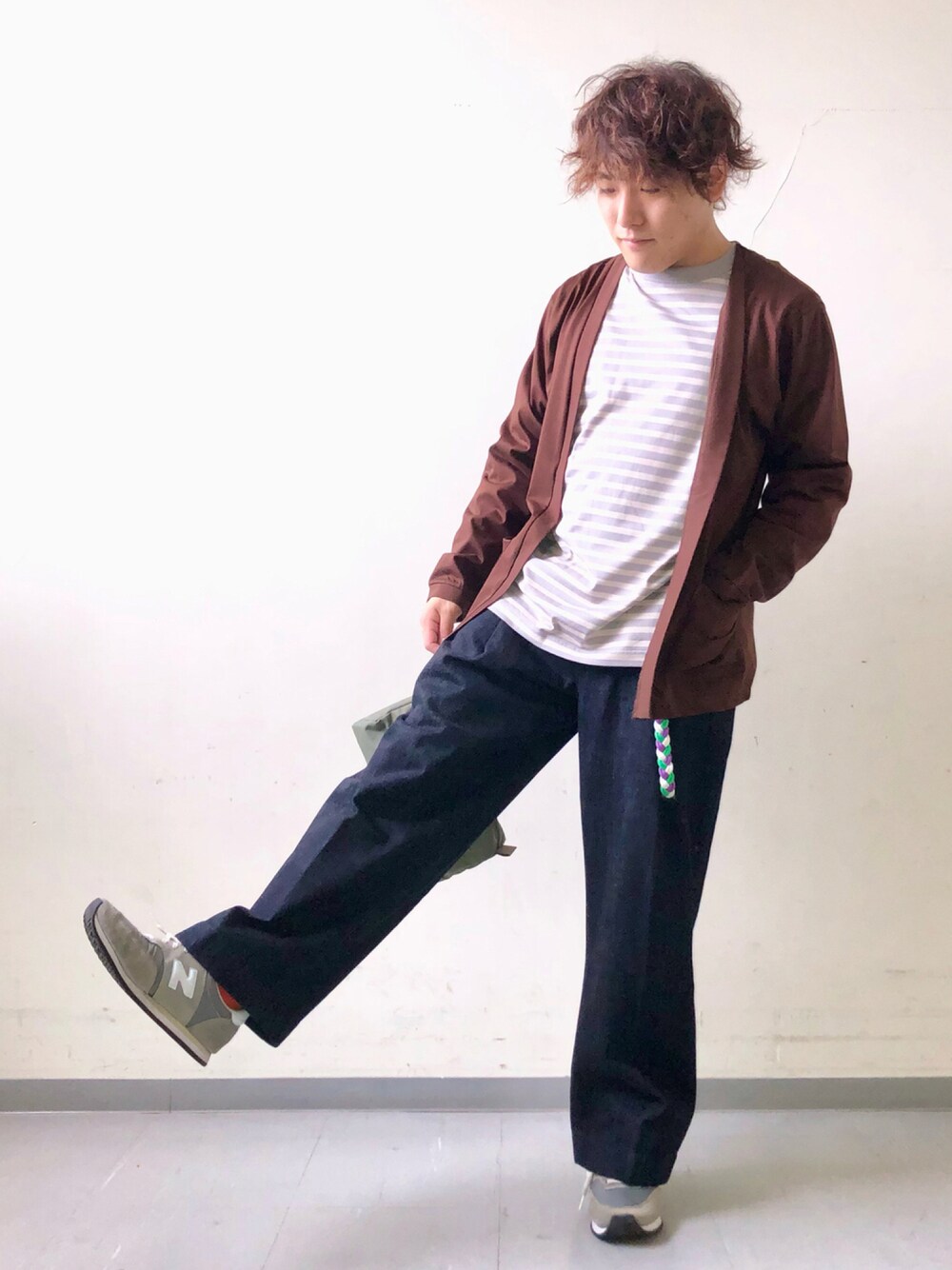「ブラウス、New Balance、FORK&SPOON、ミニバッグ、低身長、URBAN RESEARCH、URBAN RESEARCH DOORS、ワイドデニム、秋服準備はじめました、秋トレンド2021」｜「FORK&SPOONのFORK&SPOON　ワンタックチノパンツ（その他パンツ、ブルー系）」を使った、さとすけさん（メンズ・163cm）の秋コーディネートの1枚目の写真