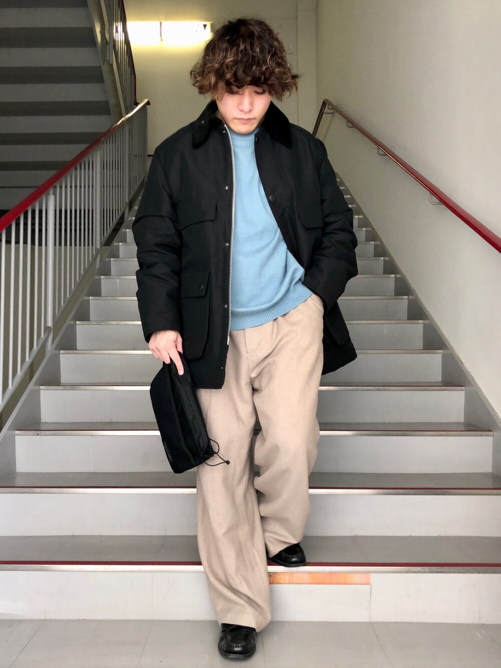 「ブルー、ローファー、スラックス、ワイドパンツ、革靴、barbour、FORK&SPOON、URBAN RESEARCH、URBAN RESEARCH DOORS、私の推しブランド」｜「FORK&SPOONのFORK&SPOON　フラノパンツ（その他パンツ、ベージュ系）」を使った、さとすけさん（メンズ・163cm）の冬コーディネートの1枚目の写真