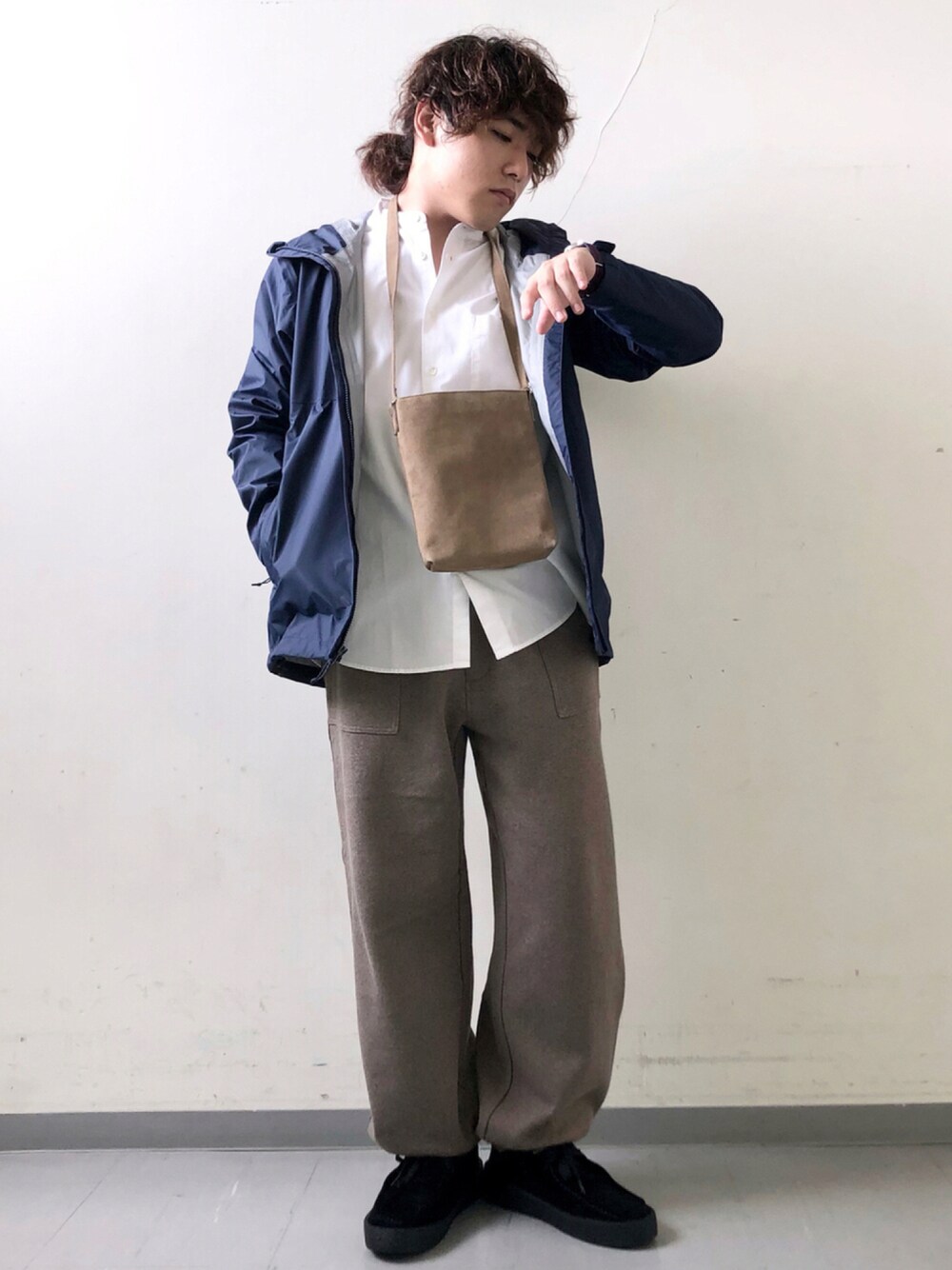 「ベージュ、patagonia、FORK&SPOON、シャツスタイル、ミニバッグ、URBAN RESEARCH、URBAN RESEARCH DOORS、秋コーデ、スクエアバッグ、秋服準備はじめました」｜「FORK&SPOONのアイテム（スウェットパンツ、ブラウン系）」を使った、さとすけさん（メンズ・163cm）の秋コーディネートの1枚目の写真