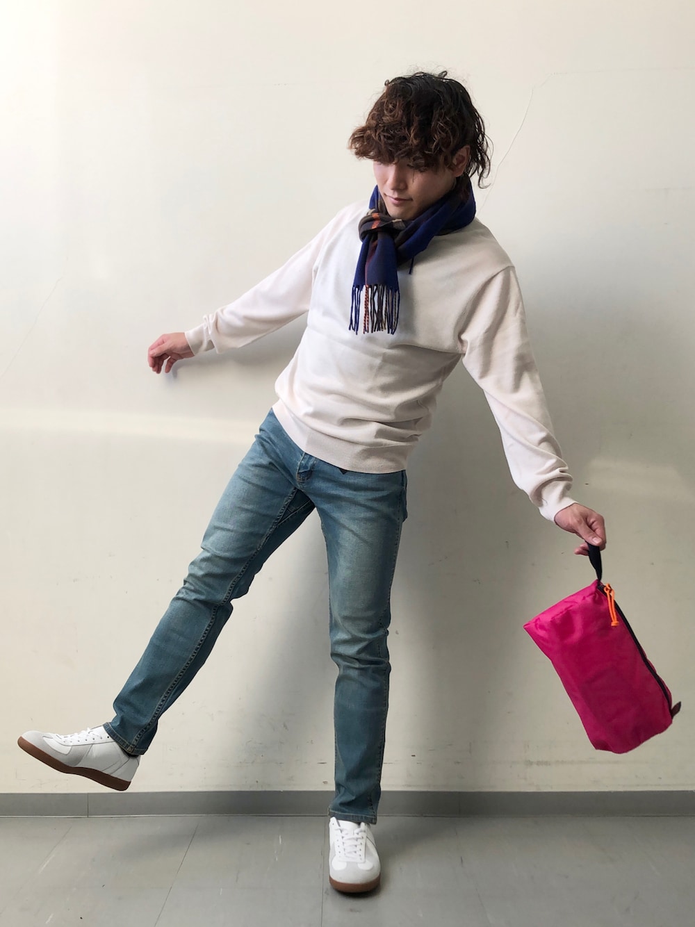 「スニーカー、ニット、デニム、白スニーカー、GRAMICCI、低身長、URBAN RESEARCH、MYSTERY RANCH、URBAN RESEARCH DOORS、Patrick」｜「PATRICKの【別注】PATRICK×DOORS GERMAN TRAINER（その他、ホワイト系）」を使った、さとすけさん（メンズ・163cm）の秋コーディネートの1枚目の写真