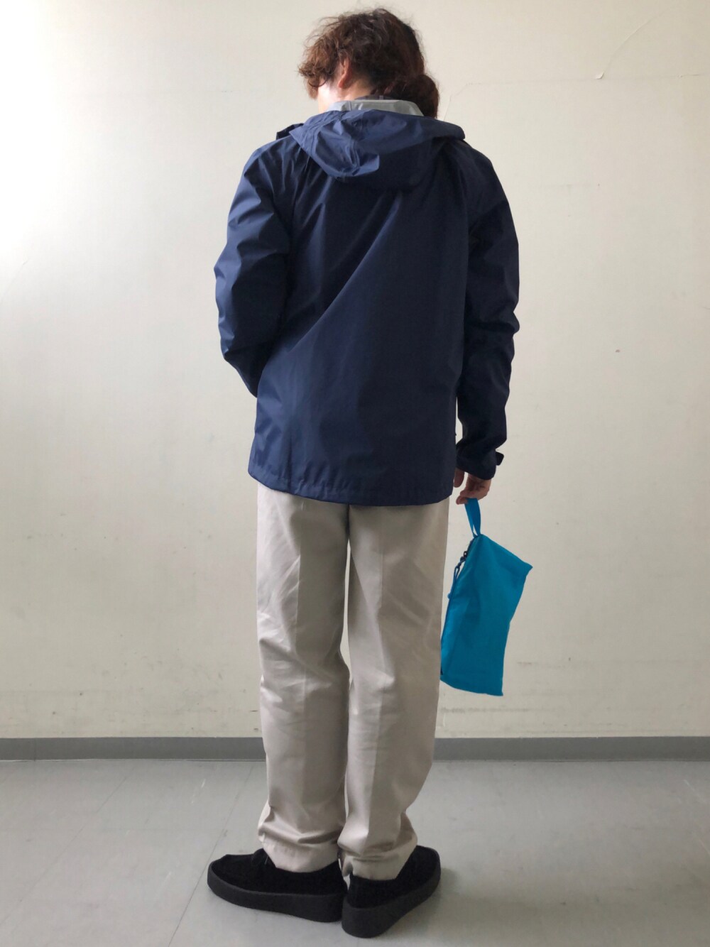 「チェック、チェックシャツ、カラーパンツ、patagonia、FORK&SPOON、白パンツ、きれいめカジュアル、URBAN RESEARCH、URBAN RESEARCH DOORS、だから秋服が好き」｜「MYSTERY RANCHのMYSTERY RANCH　ZOID BAG M（ショルダーバッグ、ブルー系）」を使った、さとすけさん（メンズ・163cm）の秋コーディネートの1枚目の写真