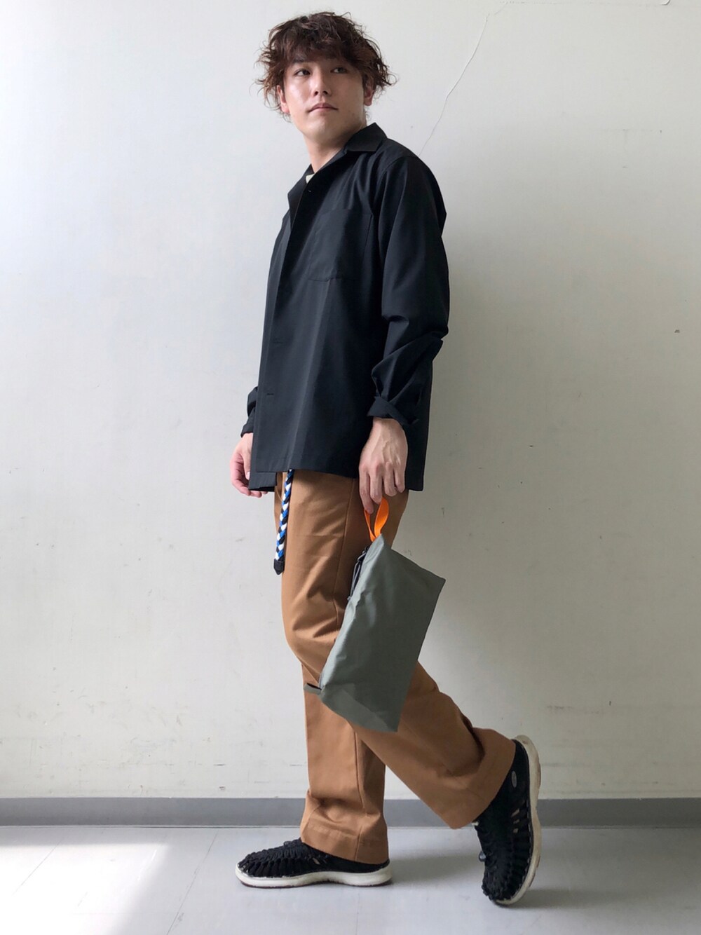 「グリーン、カラーパンツ、スニーカーコーデ、低身長、URBAN RESEARCH、URBAN RESEARCH DOORS、オープンカラーシャツ、秋先取りコーデ、秋服準備はじめました、秋トレンド2021」｜「KEENのKEEN / キーン :UNEEK 02＃（サンダル、ブラック系）」を使った、さとすけさん（メンズ・163cm）の秋コーディネートの1枚目の写真