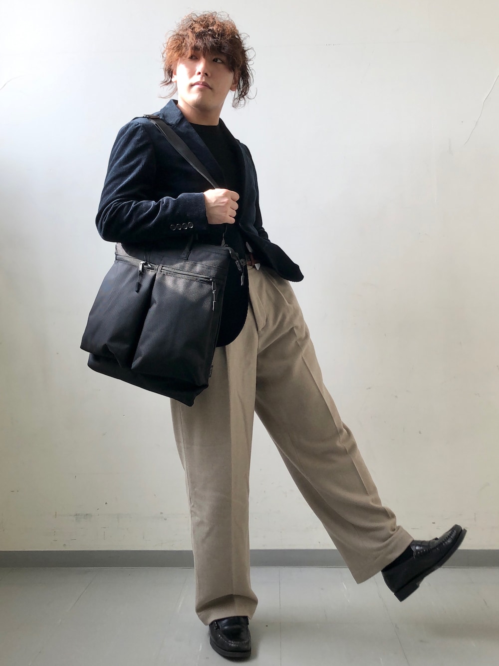 ブルー系のスーツジャケット、ベージュ系のその他パンツ、ブラック系のローファーを着用したメンズの秋コーディネートの1枚目の写真