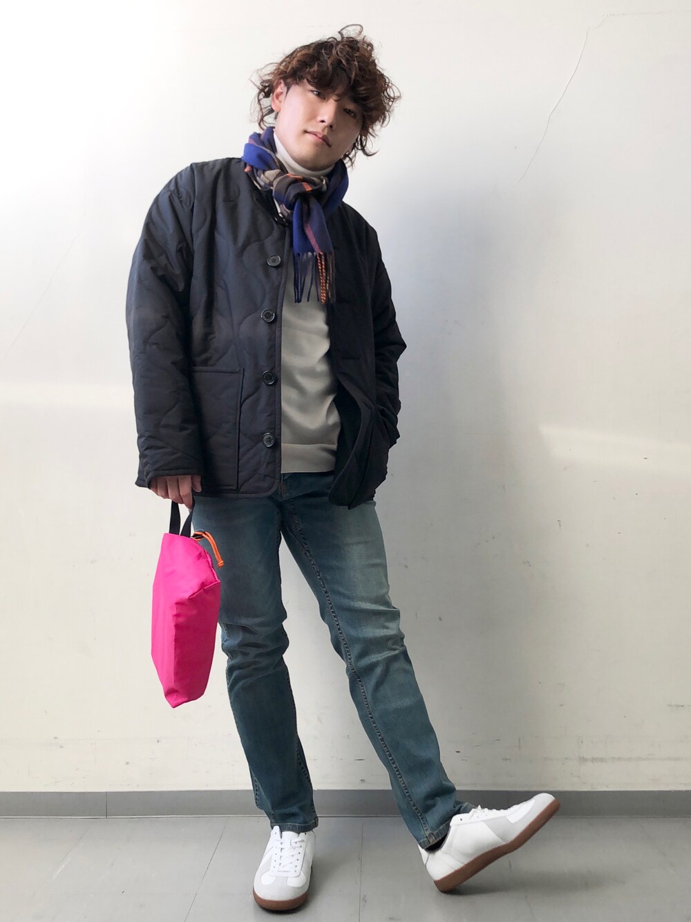「チェック、デニム、冬コーデ、白スニーカー、キルティングジャケット、Traditional Weatherwear、GRAMICCI、ミニバッグ、URBAN RESEARCH、URBAN RESEARCH DOORS」｜「Traditional Weatherwearの【別注】Traditional Weatherwear×DOORS　TONBRIDGE（ブルゾン、ブラック系）」を使った、さとすけさん（メンズ・163cm）の秋コーディネートの1枚目の写真