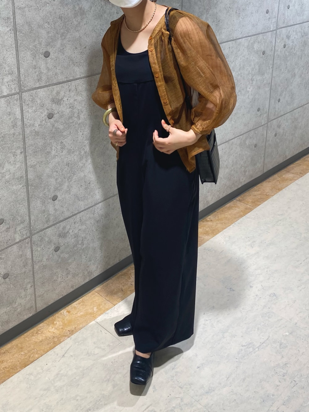 「シンプルコーデ、きれいめカジュアル、秋カラー、UNIQLO、シアーシャツ、オトナカジュアル、selectmoca、オトナ女子、cepo.、秋トレンド2021」｜「cepoのミックスシアーギャザーブラウス（シャツ/ブラウス、オレンジ系）」を使った、yumaさん（レディース・161cm）の夏コーディネートの1枚目の写真