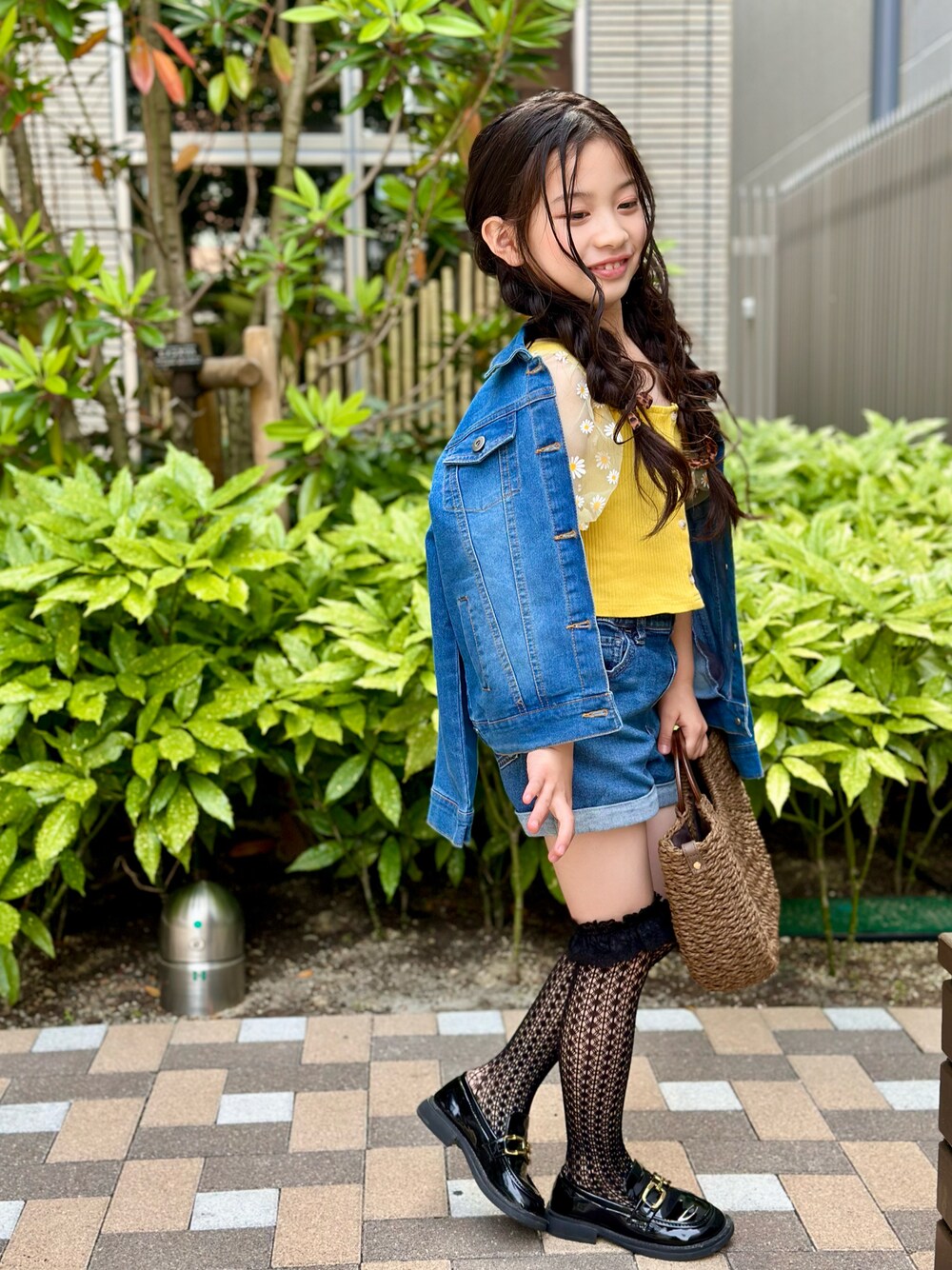 「プチプラ、デニム、デニムセットアップ、セットアップ、ショートパンツ、デニムパンツ、網ソックス、ローファー、かごバッグ、春夏コーデ、イエロー×ブルー、SHEIN、デニムジャケット」｜「しまむらのアイテム（デニムジャケット、ブルー系）」を使った、*hina*さん（キッズ・120cm）の春コーディネートの1枚目の写真