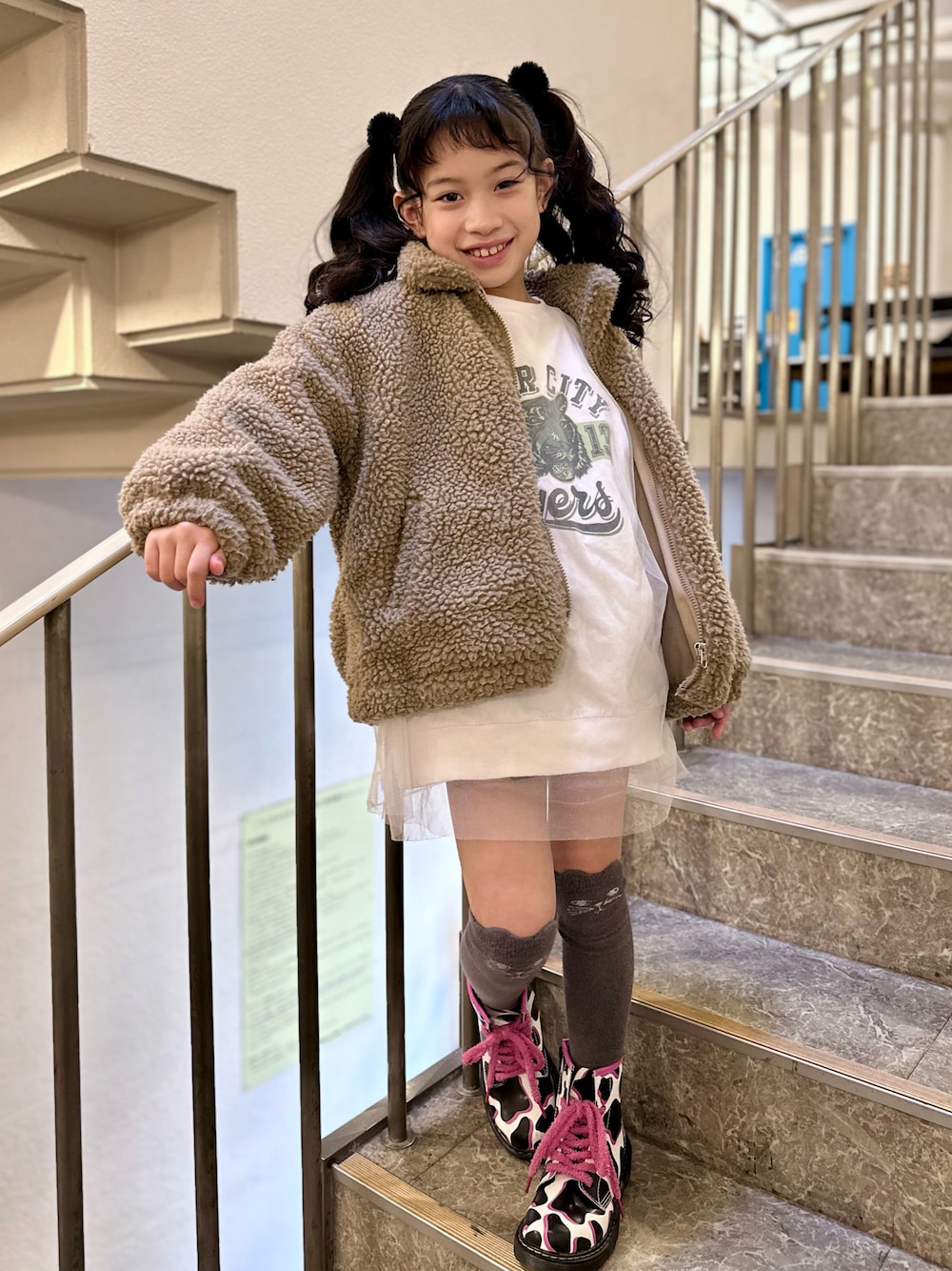「スウェットワンピース、韓国子供服、ボアジャケット、ブーツ、ニーハイソックス、Dr.Martens、チュールワンピ、新星WEARISTAにエントリー、冬のコーデ、秋冬コーデ、クリスマスに着たい服、カジュアル、おでかけコーデ、ストリート、ワンピース」｜「韓国子供服のアイテム（ワンピース、ホワイト系）」を使った、*hina*さん（キッズ・120cm）の冬コーディネートの1枚目の写真