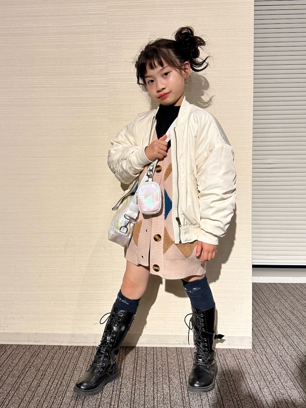 「カーディガン、アーガイル柄、ブーツ、レースアップシューズ、MA-1、ショルダーバッグ、y2k、ファッションを楽しもう、カジュアルコーデ、秋冬コーデ、レイヤードスタイル、ロングブーツ、ニーハイソックス、白アウター」｜「lauleaのアイテム（カーディガン/ボレロ、ベージュ系）」を使った、*hina*さん（キッズ・120cm）の秋コーディネートの1枚目の写真