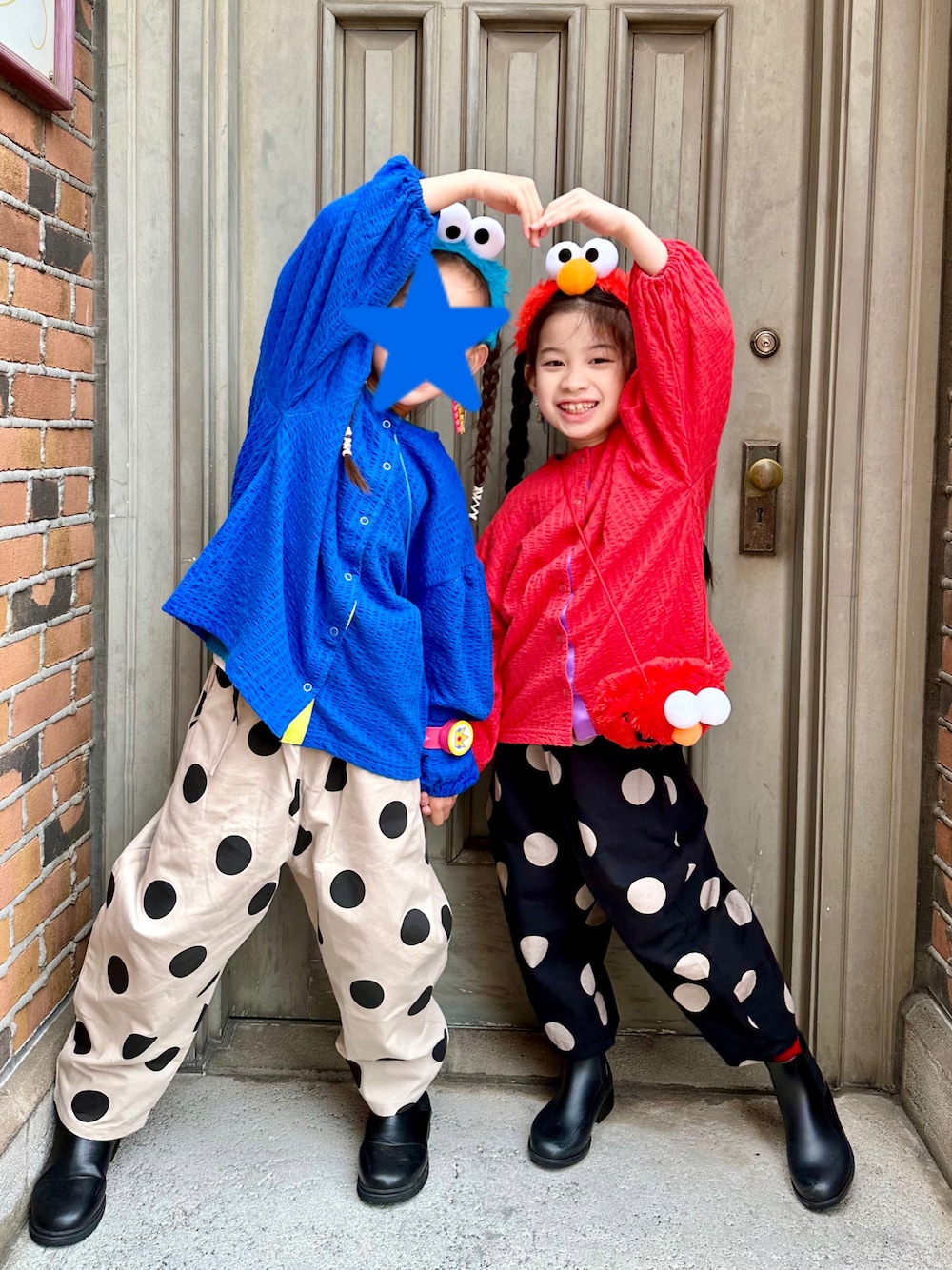 「ユニバ、USJ、休日スタイル、ビビッドカラー、ドット、サルエルパンツ、双子コーデ、キッズファッション、おしゃれさんと繋がりたい、サイドゴアブーツ、ブーツ、カジュアルコーデ、エルモ、クッキーモンスター、セサミストリート」｜「antiquaのレトロな雰囲気♪ドット柄サーカスパンツ（その他パンツ、ベージュ系）」を使った、*hina*さん（キッズ・120cm）の春コーディネートの1枚目の写真