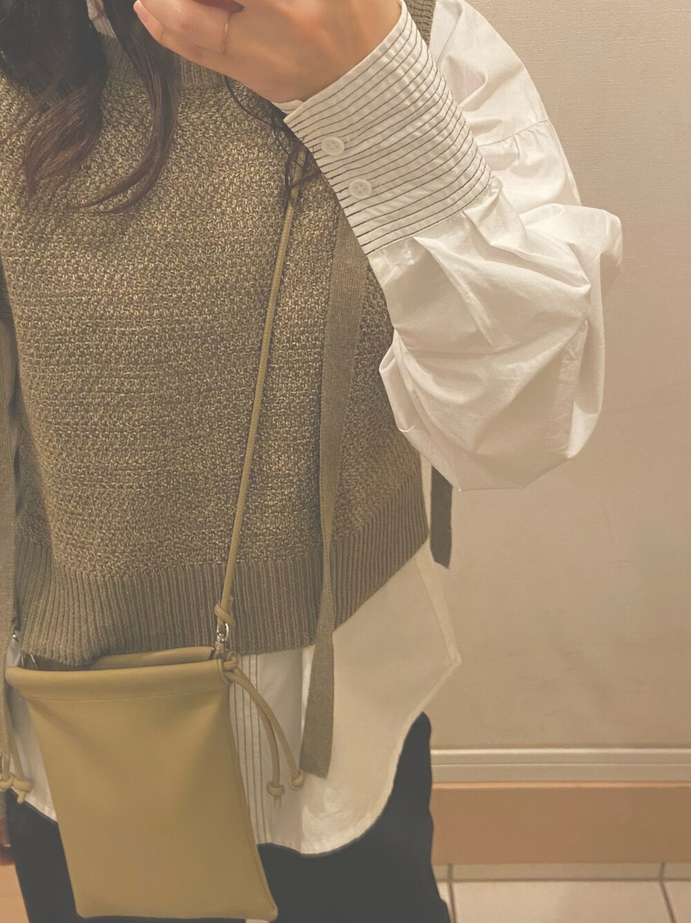 「カジュアルコーデ、休日スタイル、ゆるコーデ、春コーデ、ベスト」｜「lawgyのtape design knit vest（ベスト、グリーン系）」を使った、Yukiさん（レディース・156cm）の夏コーディネートの1枚目の写真