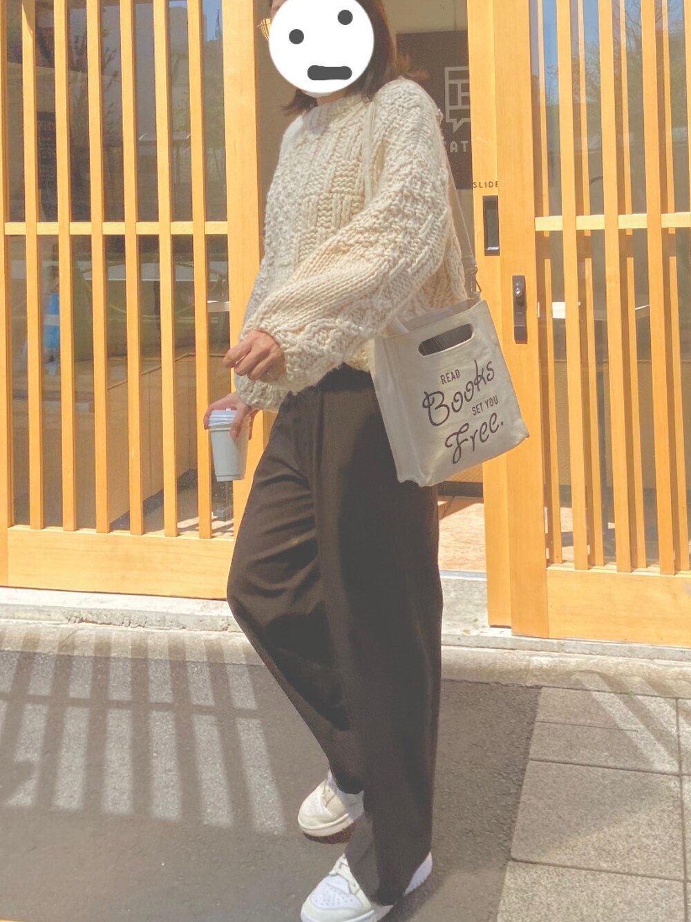 「春服、休日スタイル、パンツコーデ、お洒落さんとつながりたい、デートコーデ、低身長女子、スニーカー女子、eaphi」｜「Eaphiのアイテム（ニット/セーター、ベージュ系）」を使った、Yukiさん（レディース・156cm）の春コーディネートの1枚目の写真