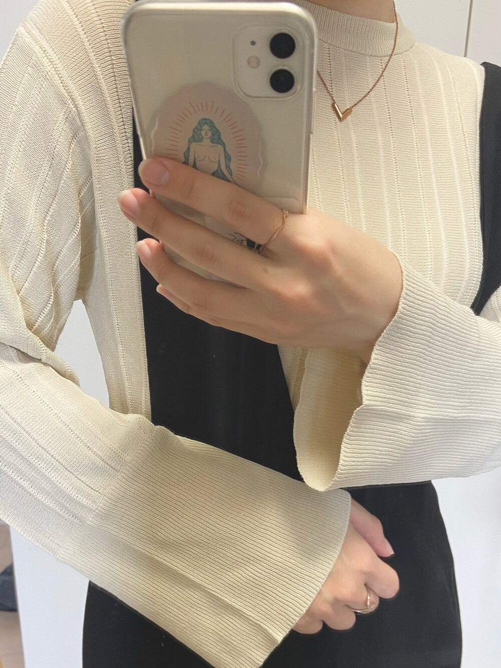 「プチプラ、今日のコーデ、おでかけコーデ、雨の日コーデ、雨、キレイめ、休日コーデ」｜「AMERICAN HOLICのVネックタイトワンピース（ジャンパースカート、ブラック系）」を使った、Yukiさん（レディース・156cm）の春コーディネートの1枚目の写真