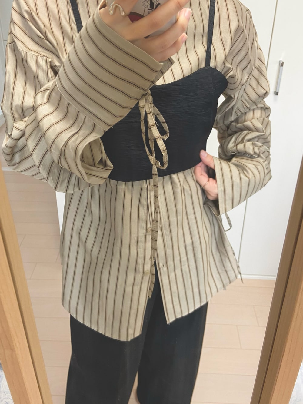 「カジュアル、ゆったりコーデ、オトナカワイイ、ブラウス、ootd、休日コーデ、UNIQLO、eim、休日スタイル、おでかけコーデ」｜「UNIQLOのバギージーンズ（デニムパンツ、ブラック系）」を使った、Yukiさん（レディース・156cm）の夏コーディネートの1枚目の写真