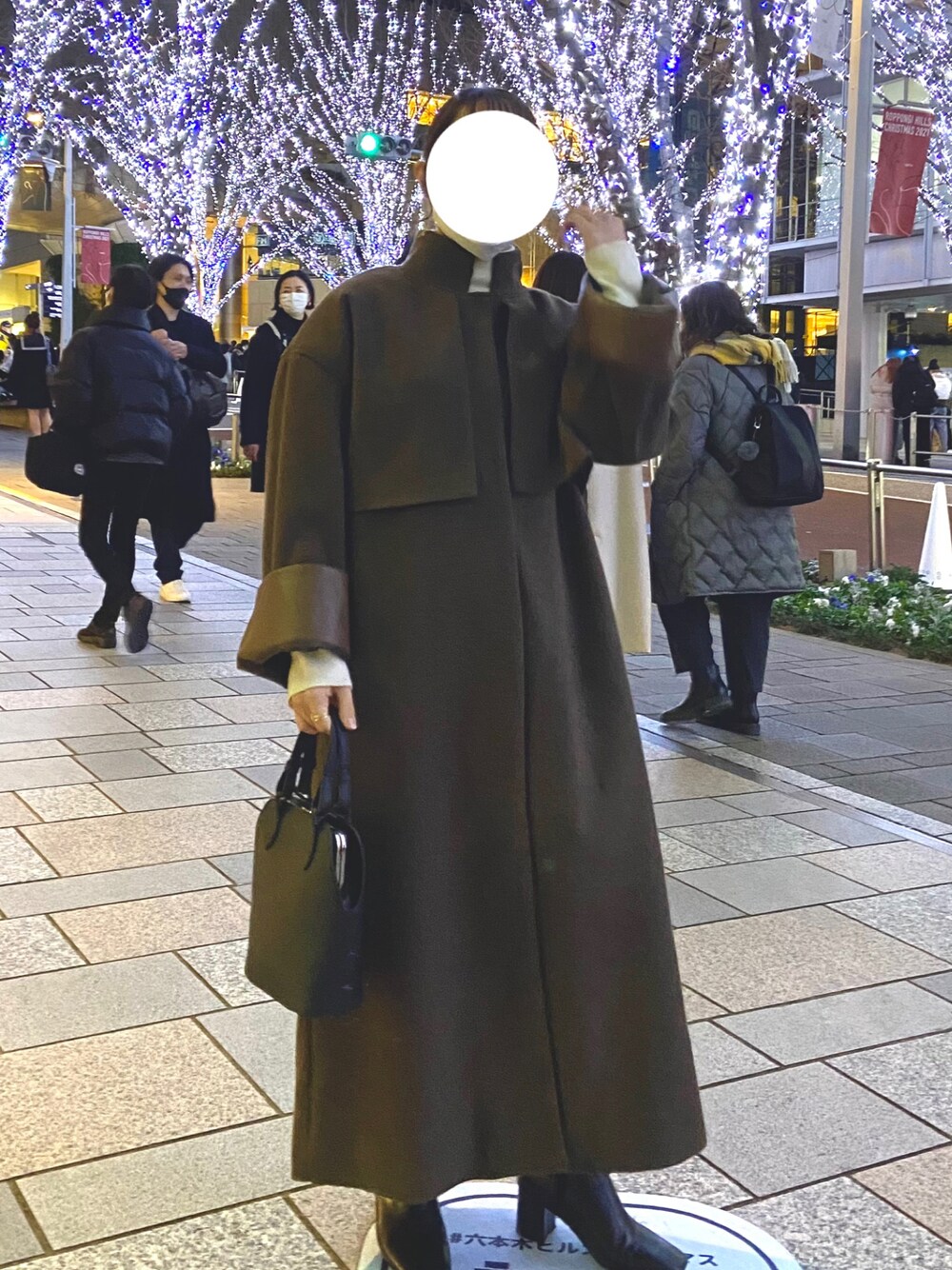 「冬コーデ、低身長、eim、lawgy、休日コーデ、クリスマス、ロングコート、ブラウンコーデ、あったかコーデ」｜「Amiurのnarrow double handle bag（ハンドバッグ、ブラック系）」を使った、Yukiさん（レディース・156cm）の冬コーディネートの1枚目の写真