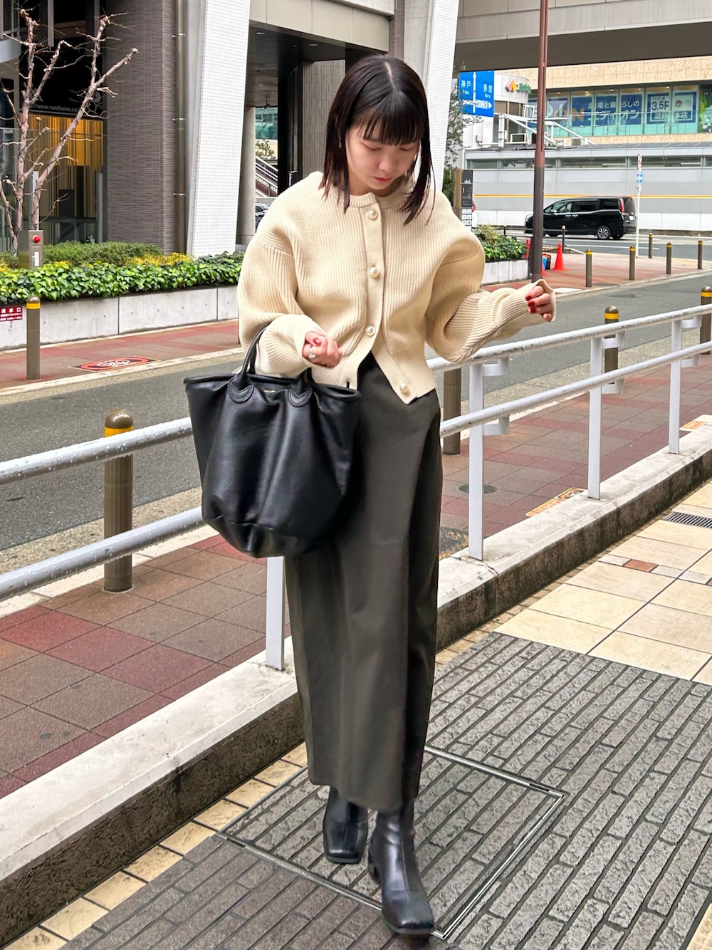 「ほめられ本命コーデ、ニット、ブーツ、プチプチ、トートバッグ、カーディガン、春コーデ、きれいめカジュアル、おでかけコーデ、スクエアトゥ、シンプルコーデ」｜「natural coutureのBIGパールポリニットカーディガン（カーディガン/ボレロ、ホワイト系）」を使った、おかじ(ま)さん（骨格ナチュラル・レディース・160cm）の冬コーディネートの1枚目の写真