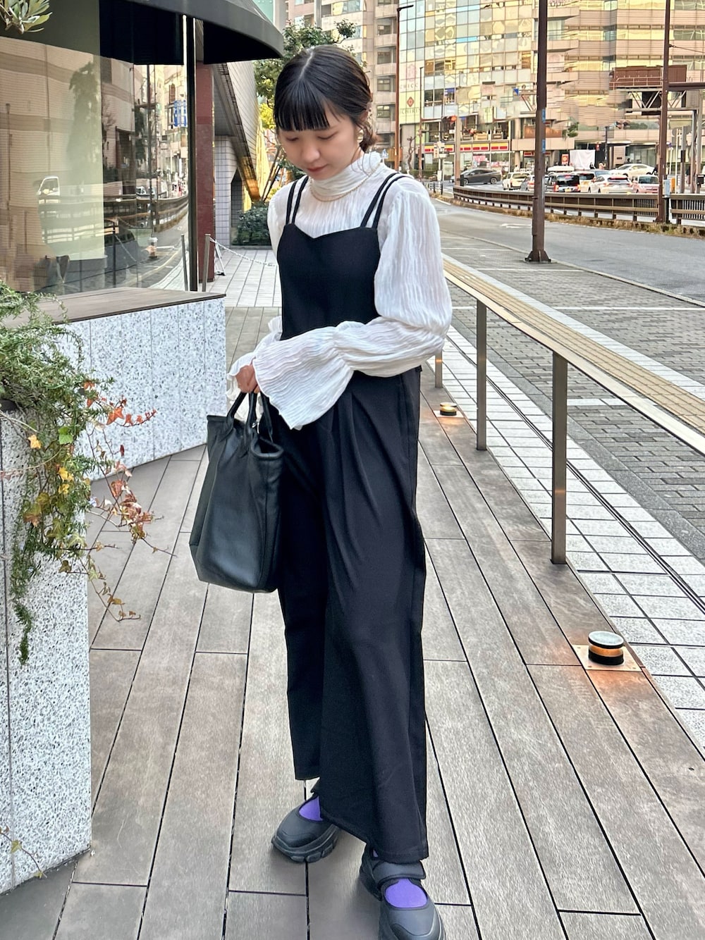 「オトナ女子、サロペット、モノトーン、カラーソックス、韓国ファッション、シンプルコーデ、きれいめカジュアル、トートバッグ、プチプラ、ブラウス、春服デビュー宣言」｜「natural coutureのティアードバルーン袖プルオーバー（シャツ/ブラウス、ホワイト系）」を使った、おかじ(ま)さん（骨格ナチュラル・レディース・160cm）の冬コーディネートの1枚目の写真
