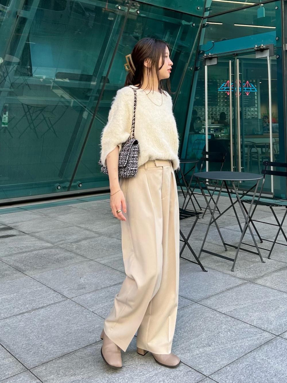 ホワイト系のニット/セーター、ベージュ系のパンツ、その他のショルダーバッグを着用したレディースの秋コーディネートの1枚目の写真