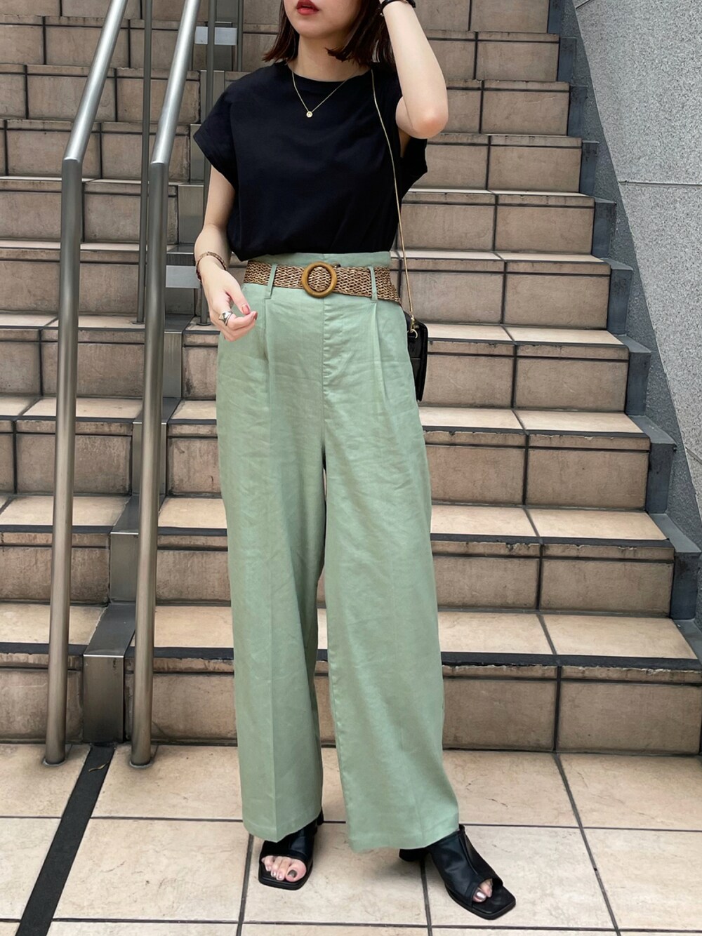 ブラック系のTシャツ/カットソー、グリーン系のその他パンツを着用したレディースの夏コーディネートの1枚目の写真