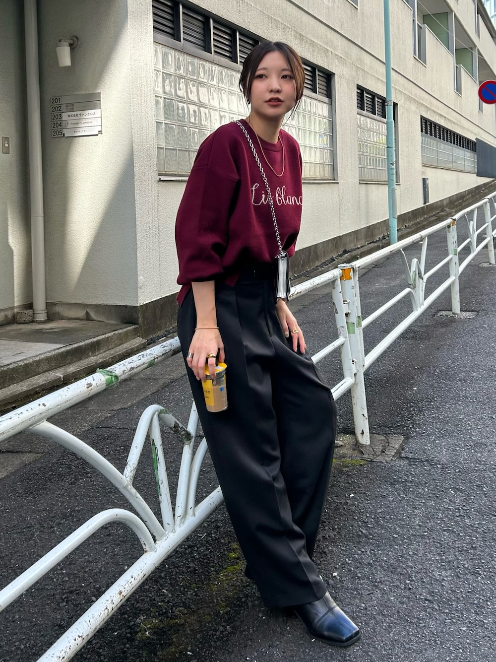 ブラック系のパンツ、シルバー系のショルダーバッグ、レッド系のニット/セーターを着用したレディースの秋コーディネートの1枚目の写真