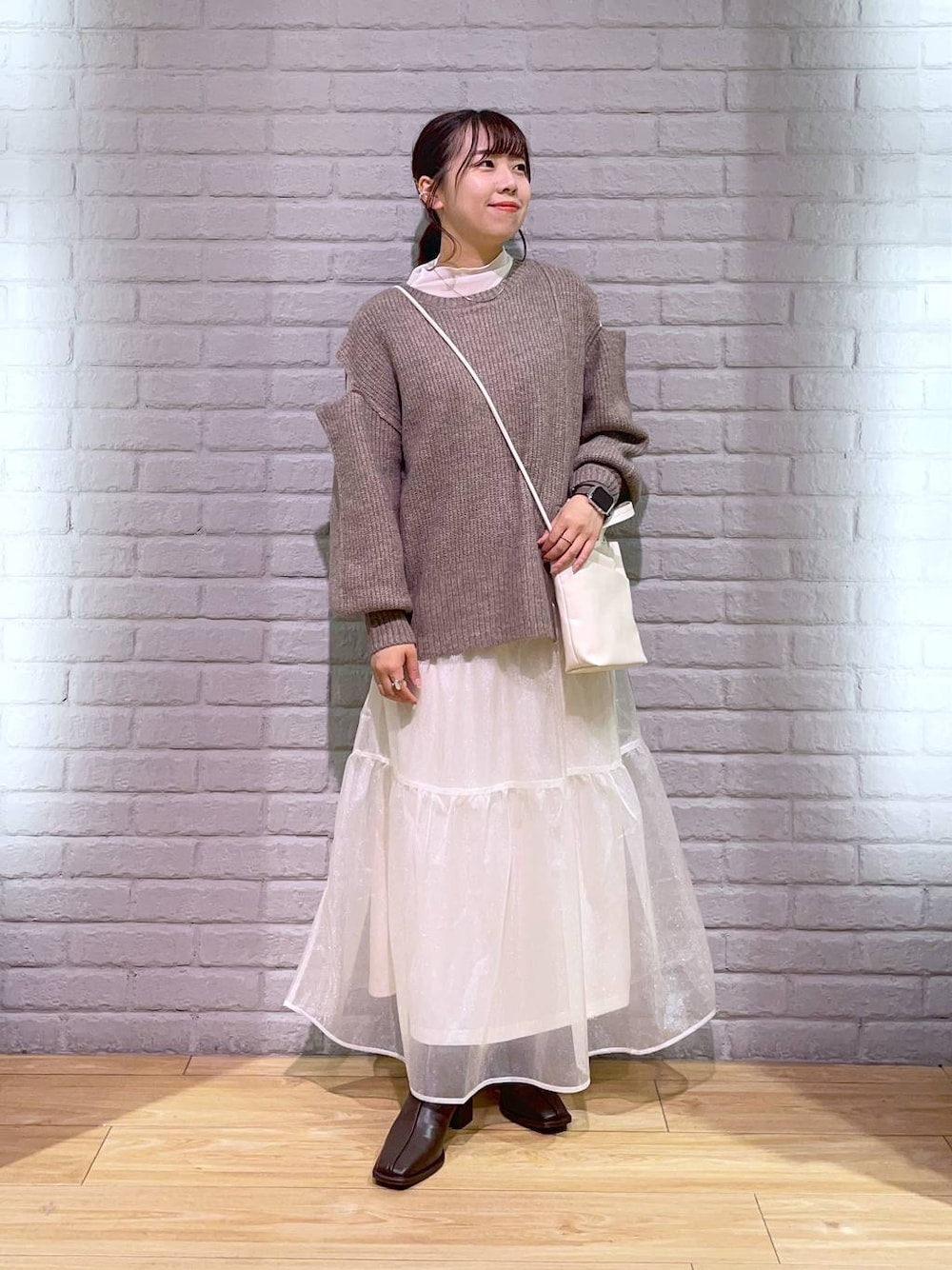 ブラウン系のパンプス、ホワイト系のショルダーバッグ、ホワイト系のTシャツ/カットソーを着用したレディースの秋コーディネートの1枚目の写真