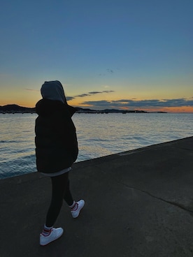 「海」｜「アイテム（ダウンベスト）」を使った、sheeさん（レディース・166cm）の冬コーディネート
