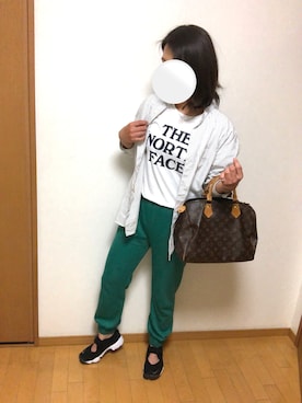 「THE NORTH FACE（ザノースフェイス）のアイテム（Tシャツ/カットソー、ホワイト系）」を使った、HIROさん（レディース・161cm）の春コーディネート