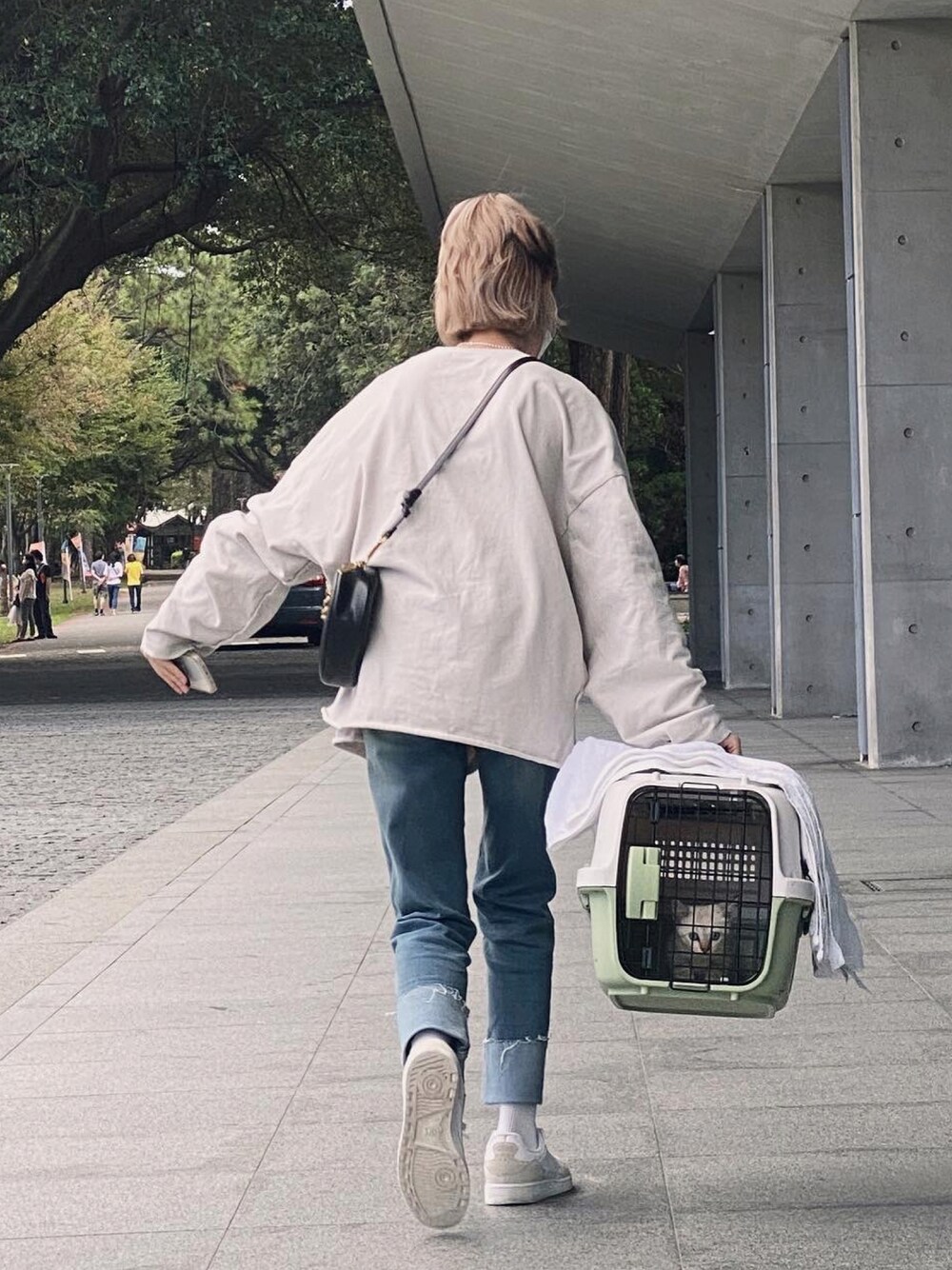 「ASICSのアイテム（スニーカー、ホワイト系）」を使った、張喬さん（レディース・148cm）の秋コーディネートの1枚目の写真