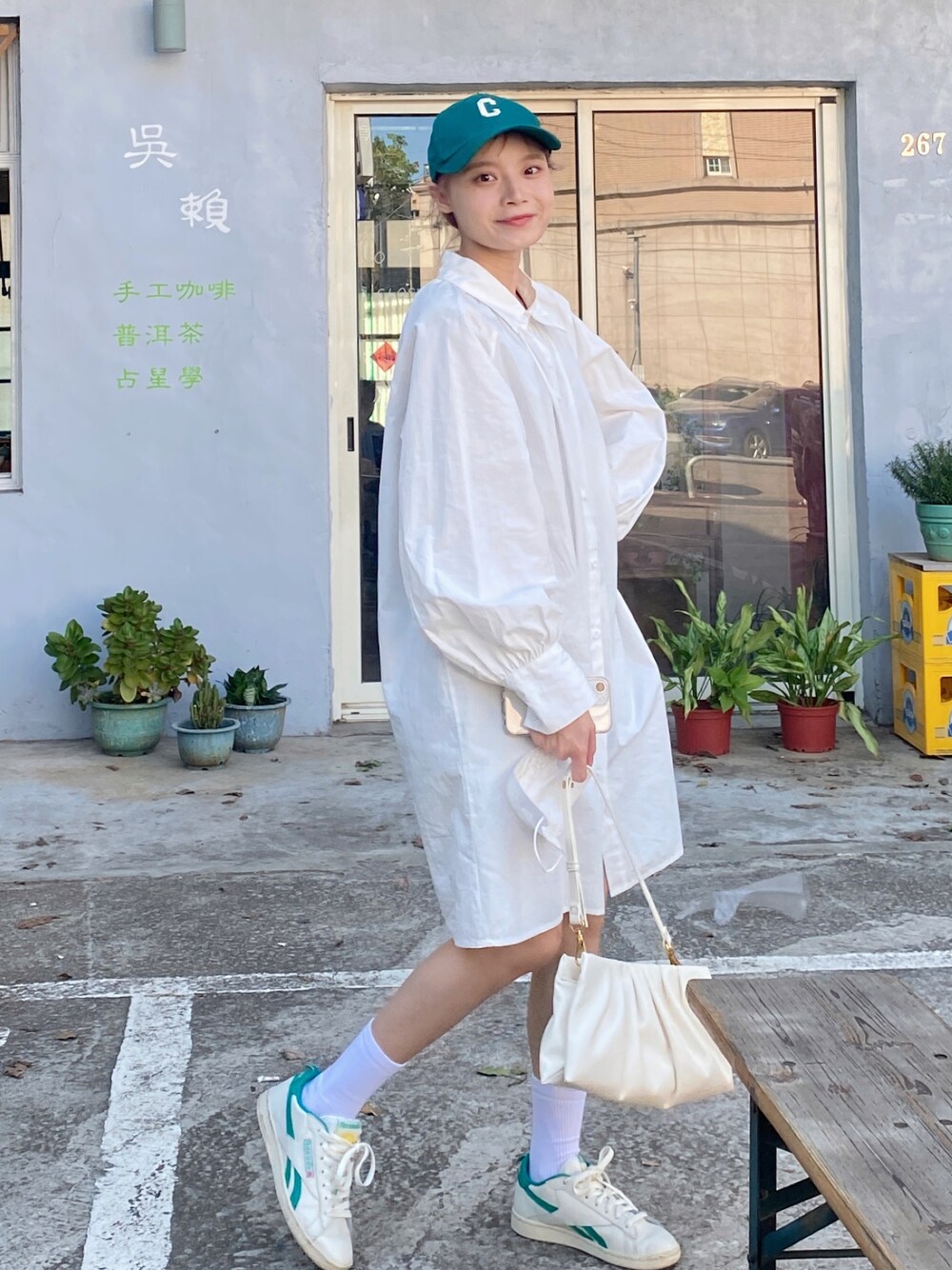 「Reebokのアイテム（スニーカー、ホワイト系）」を使った、張喬さん（レディース・148cm）の夏コーディネートの1枚目の写真