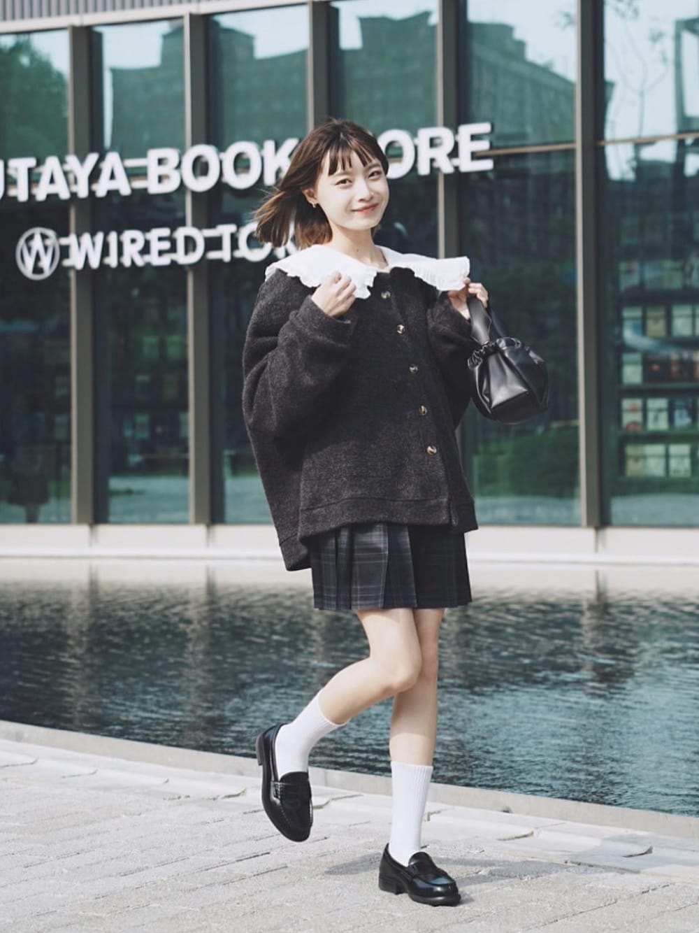 「CHARLES & KEITHのアイテム（モカシン/デッキシューズ、ブラック系）」を使った、張喬さん（レディース・148cm）の春コーディネートの1枚目の写真