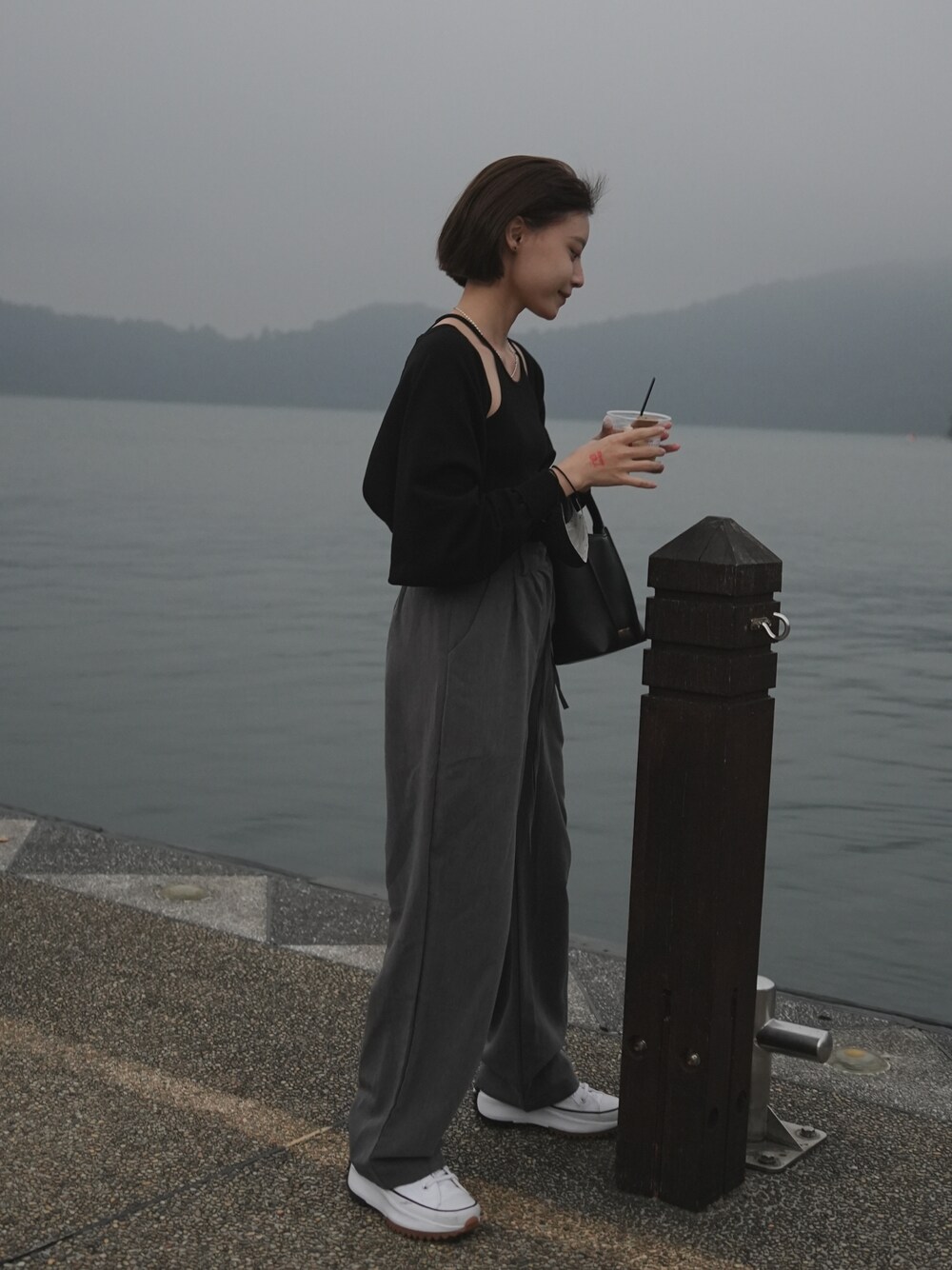 「CONVERSEのアイテム（スニーカー、ホワイト系）」を使った、張喬さん（レディース・148cm）の冬コーディネートの1枚目の写真