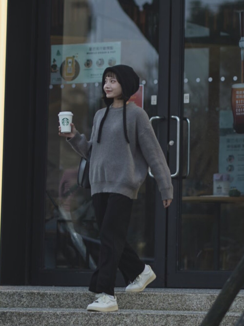「Reebokのアイテム（スニーカー、ホワイト系）」を使った、張喬さん（レディース・148cm）の冬コーディネートの1枚目の写真