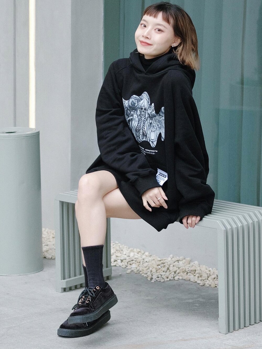 「VANSのアイテム（スニーカー、ブラック系）」を使った、張喬さん（レディース・148cm）の冬コーディネートの1枚目の写真