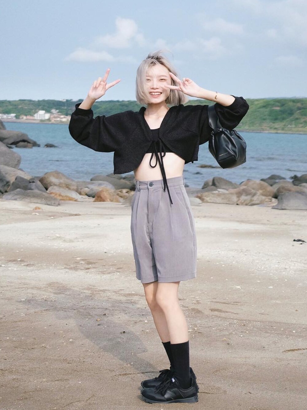 「NEW BALANCEのアイテム（スニーカー、ブラック系）」を使った、張喬さん（レディース・148cm）の夏コーディネートの1枚目の写真