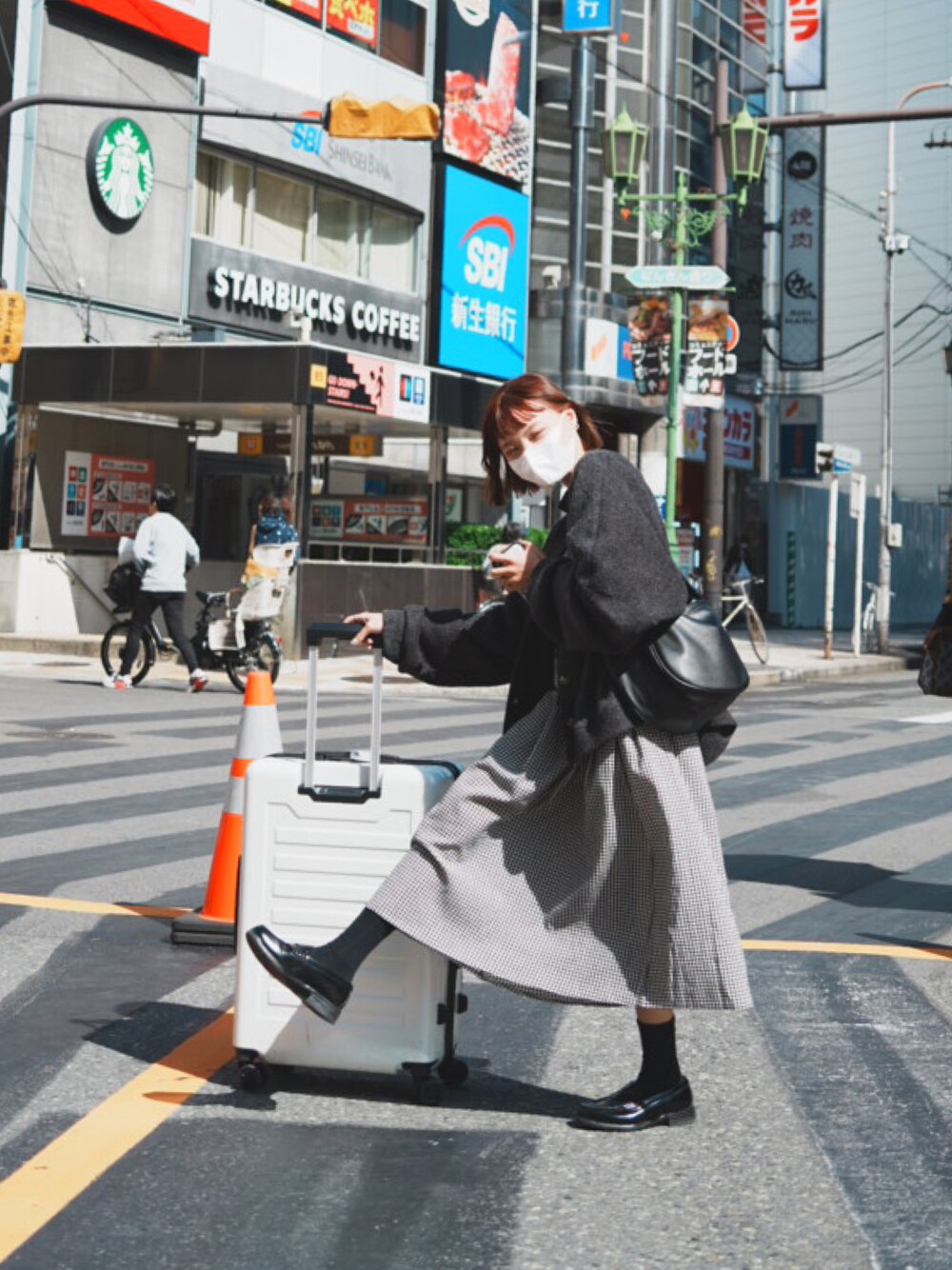 「無のアイテム（ローファー、ブラック系）」を使った、張喬さん（レディース・148cm）の春コーディネートの1枚目の写真