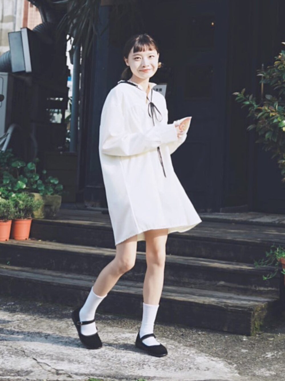 「無のアイテム（シューズ、ブラック系）」を使った、張喬さん（レディース・148cm）の春コーディネートの1枚目の写真