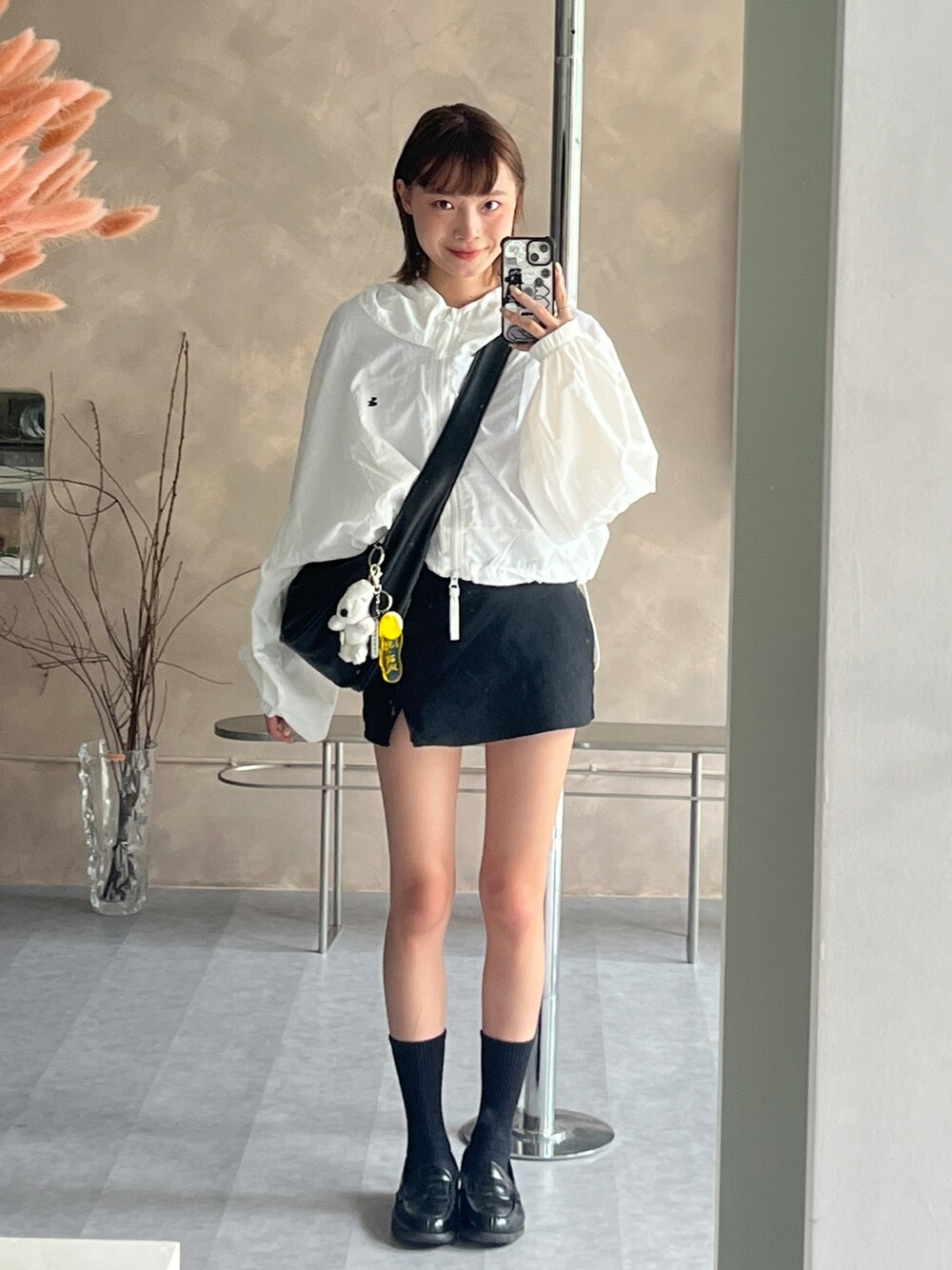 「無のアイテム（ローファー、ブラック系）」を使った、張喬さん（レディース・148cm）の夏コーディネートの1枚目の写真