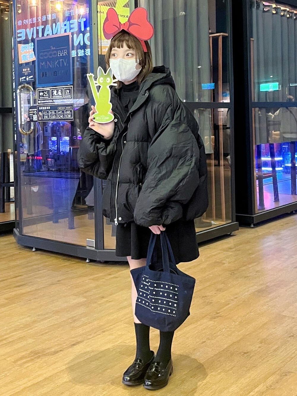「CHARLES & KEITHのアイテム（モカシン/デッキシューズ、ブラック系）」を使った、張喬さん（レディース・148cm）の春コーディネートの1枚目の写真