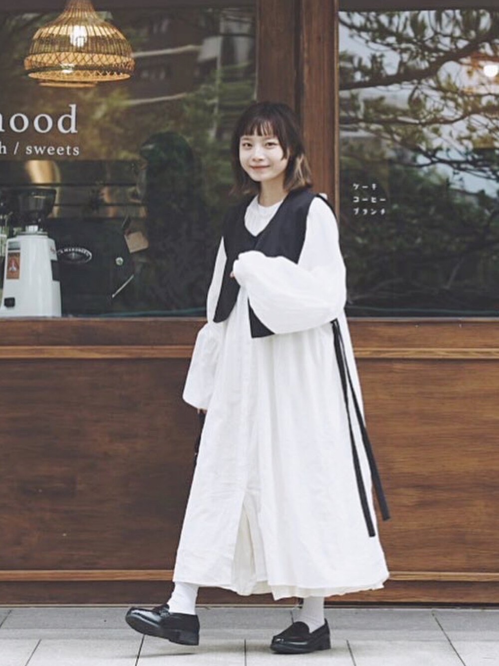 「QUEEN SHOPのアイテム（ワンピース、ホワイト系）」を使った、張喬さん（レディース・148cm）の春コーディネートの1枚目の写真