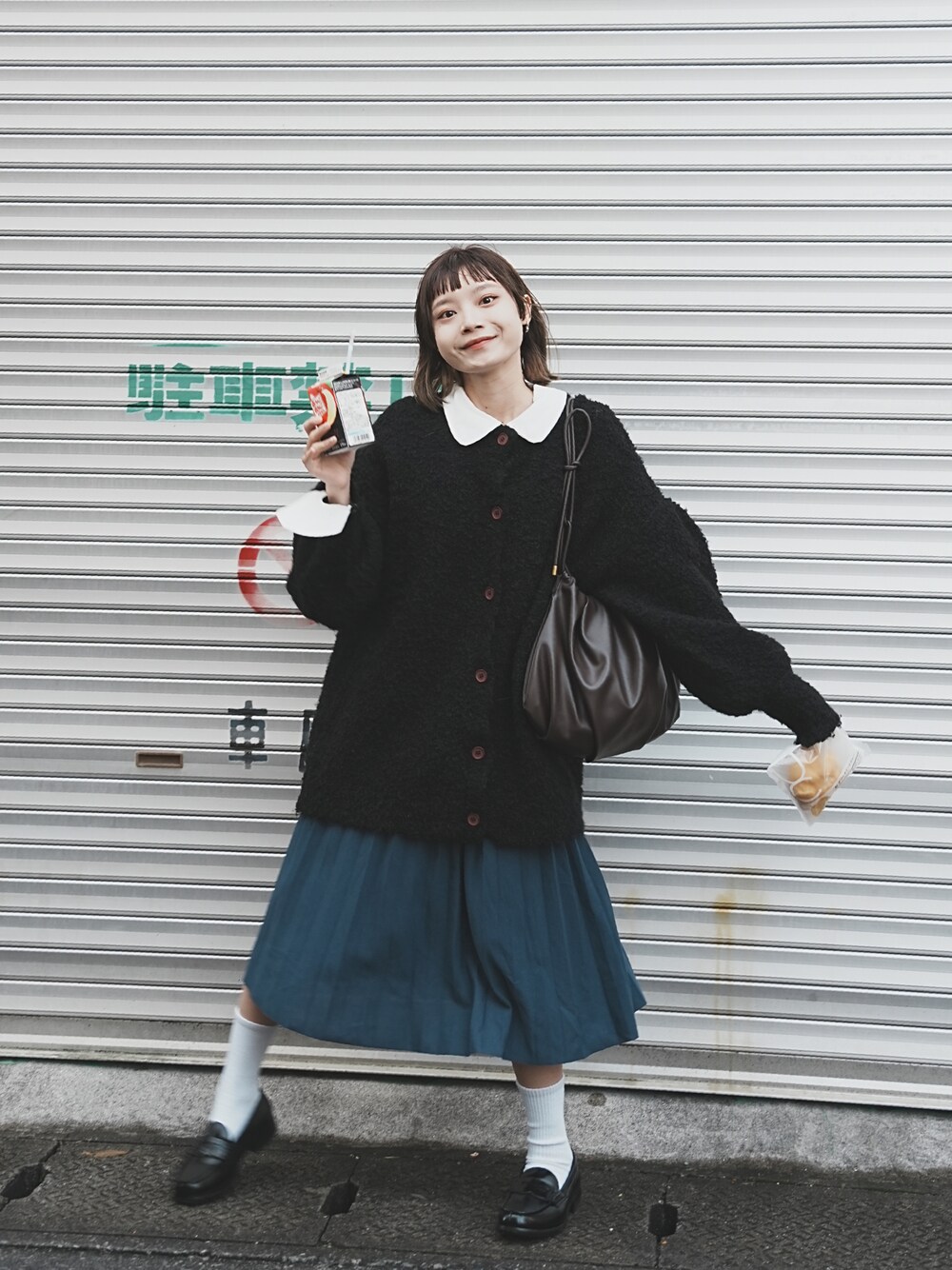 「coenのアイテム（ライダースジャケット、ベージュ系）」を使った、張喬さん（レディース・148cm）の春コーディネートの1枚目の写真